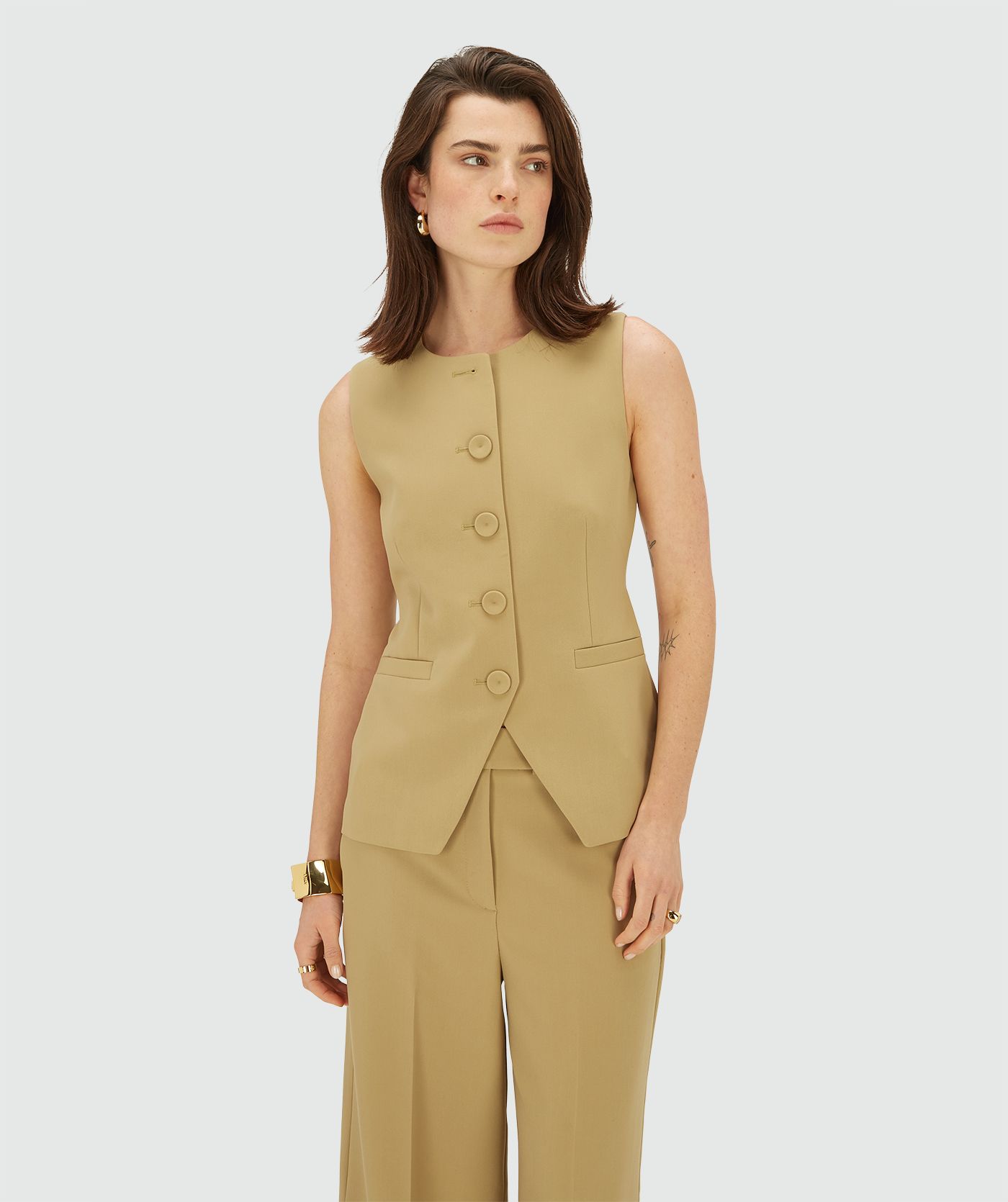 Model draagt een Mustard Yellow mouwloos gilet met knoopsluiting