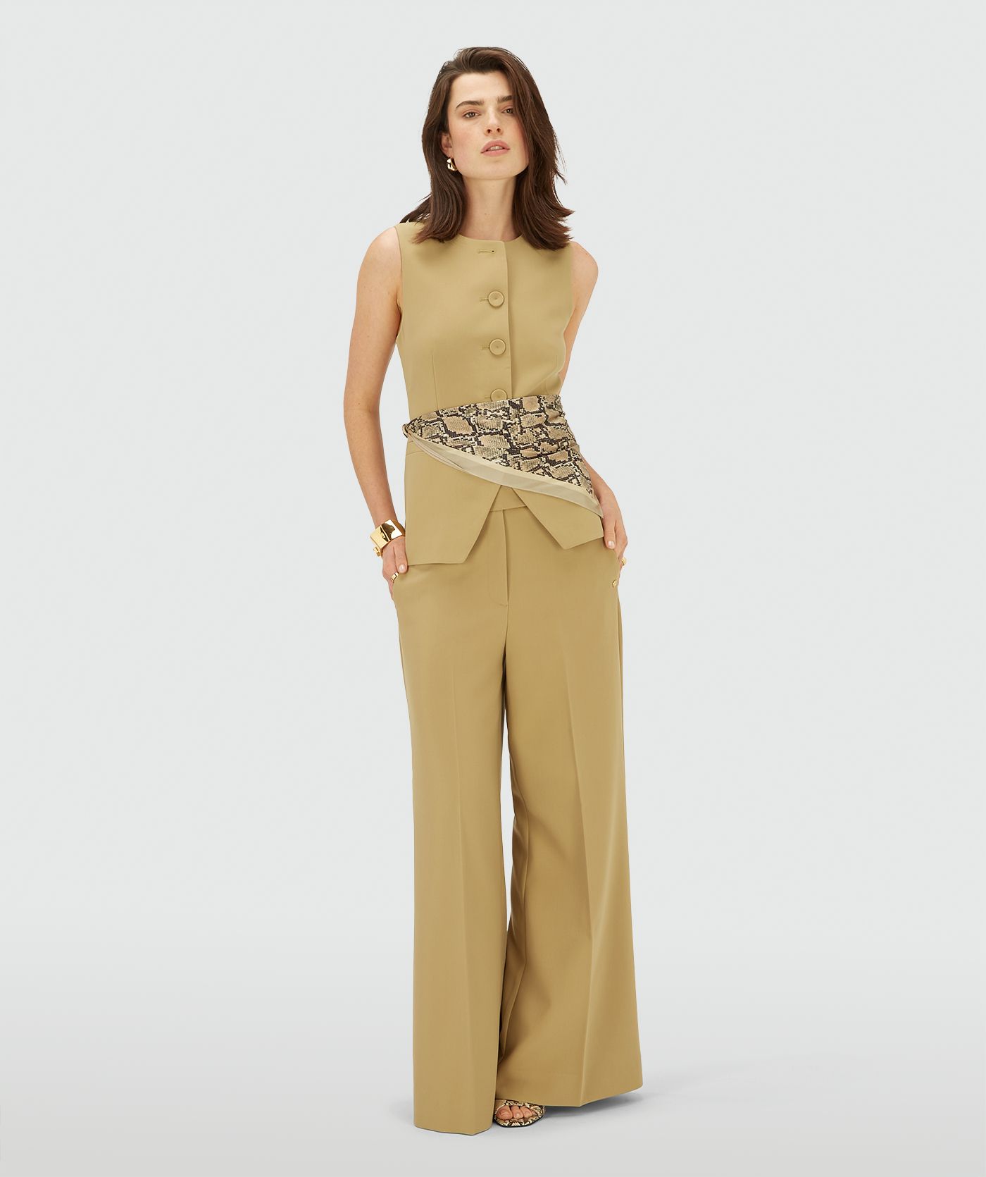 Model draagt een Mustard Yellow mouwloos gilet met knoopsluiting