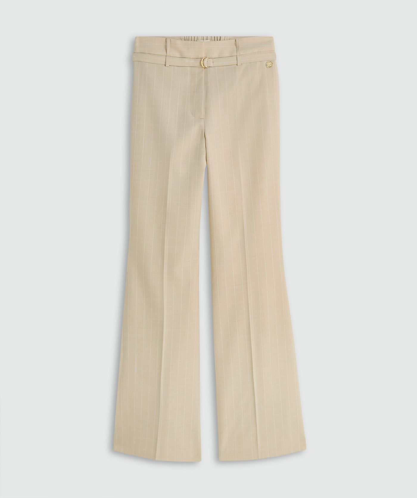 Beige broek met een krijtstreep zonder model, weergegeven op een lichtgrijze achtergrond.
