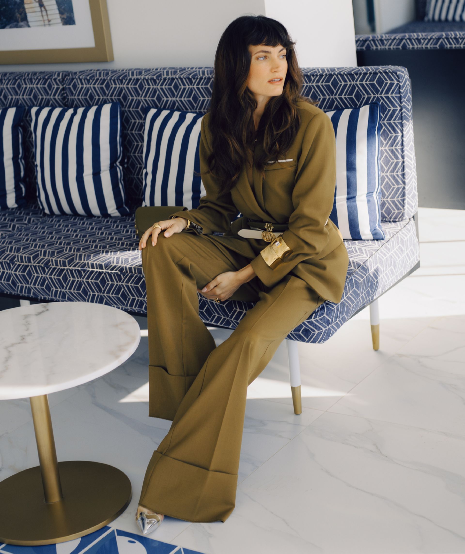 Model draagt een Olive Green pantalon met wijde pijpen en omslag