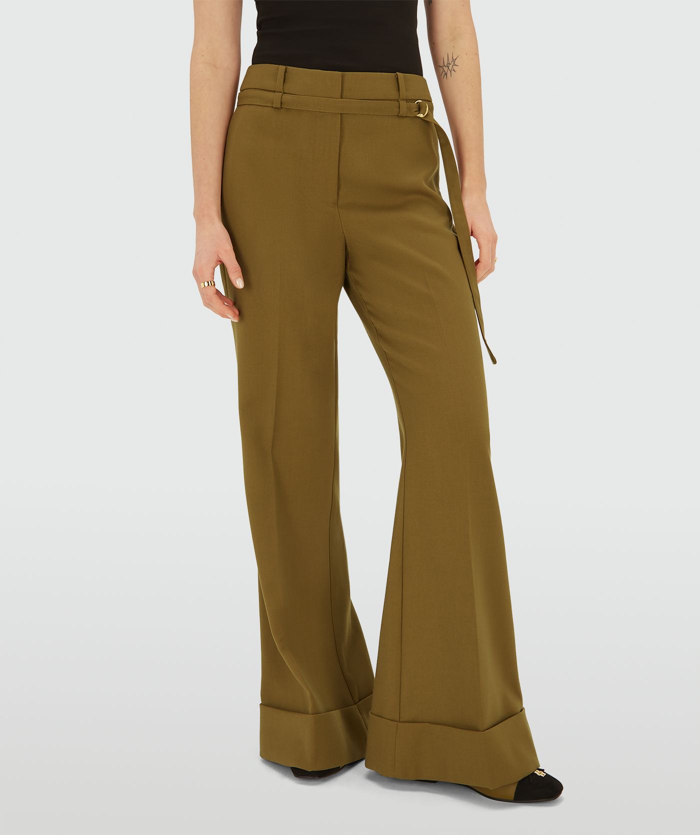 Model draagt een Olive Green pantalon met wijde pijpen en omslag