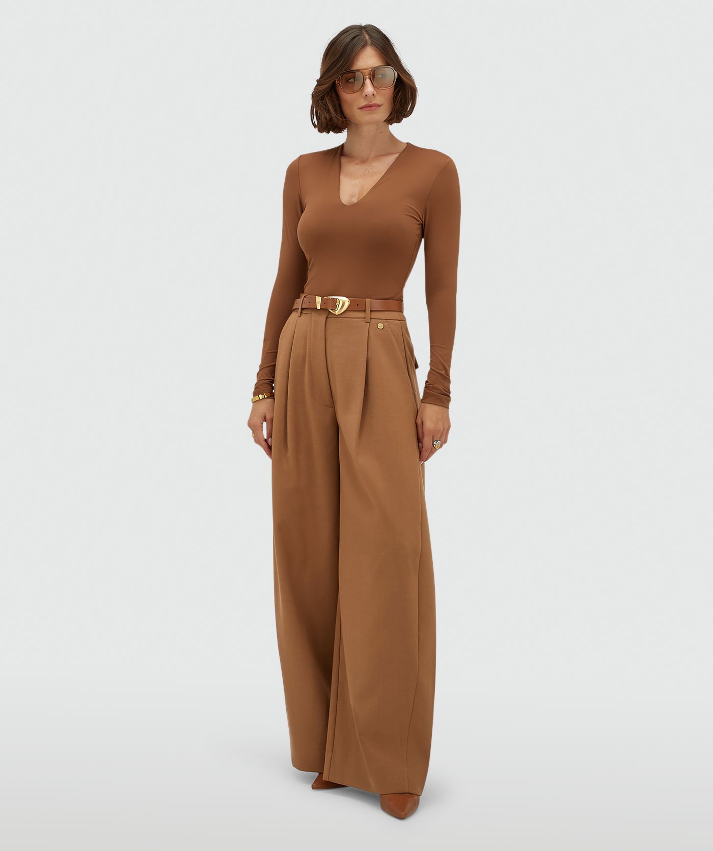 Model draagt een high waisted balloon fit pantalon in de kleur Cognac