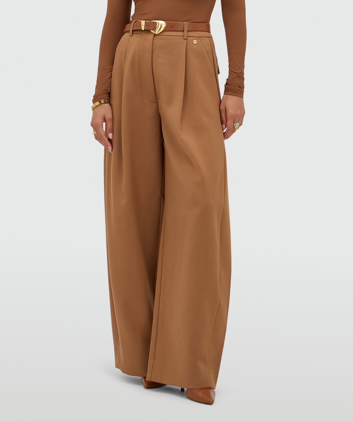 Model draagt een high waisted balloon fit pantalon in de kleur Cognac