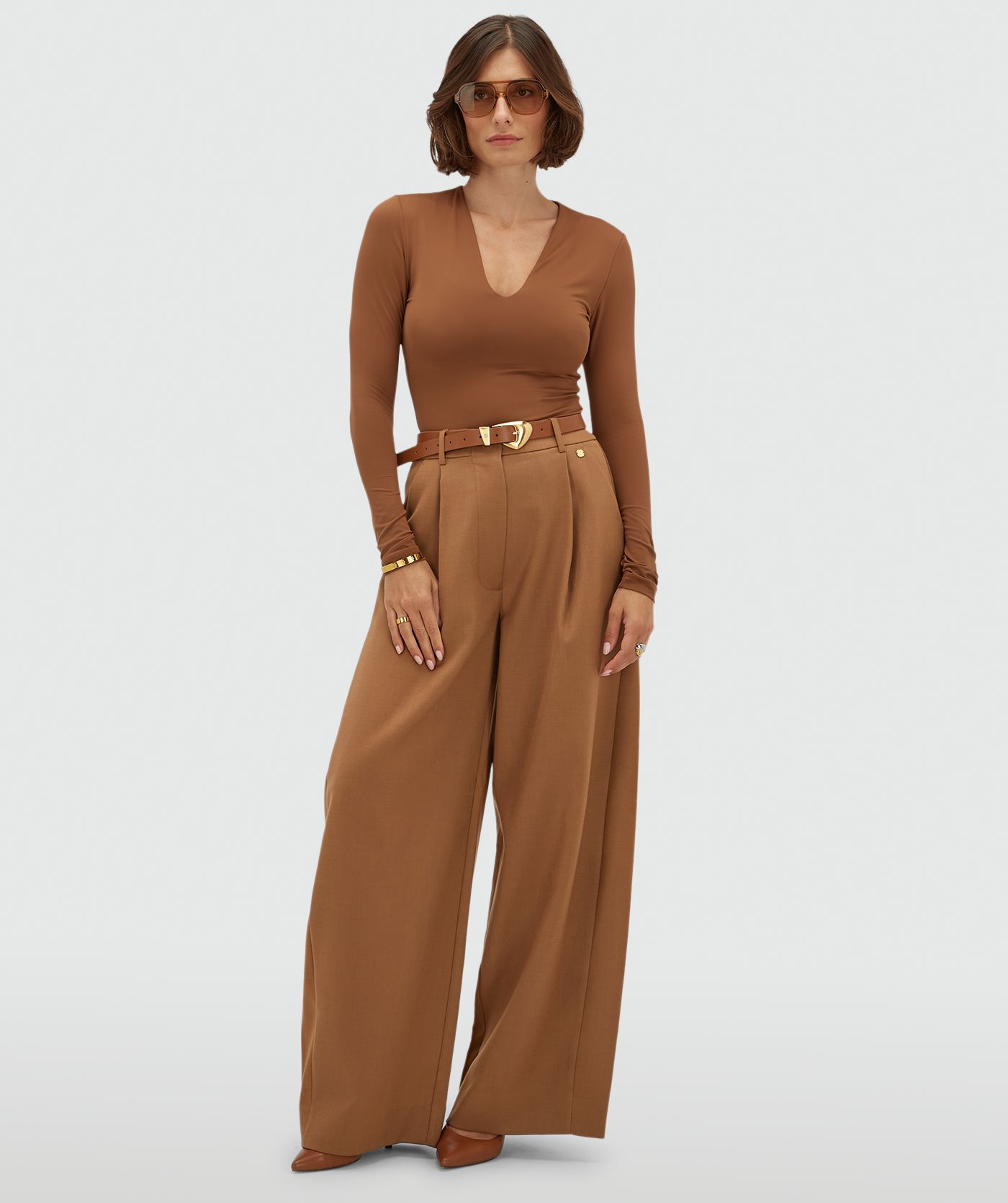 Model draagt een high waisted balloon fit pantalon in de kleur Cognac