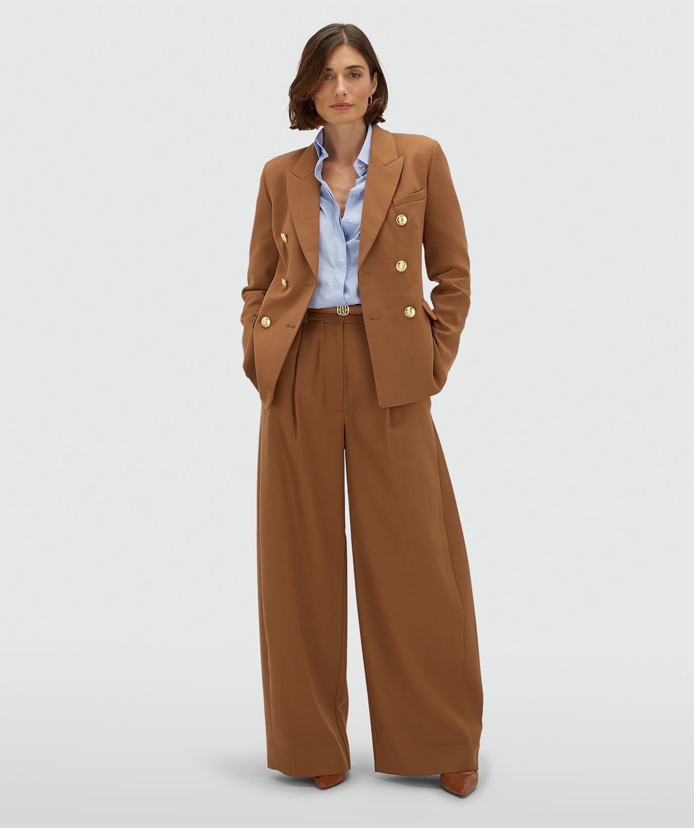 Model draagt een high waisted balloon fit pantalon in de kleur Cognac