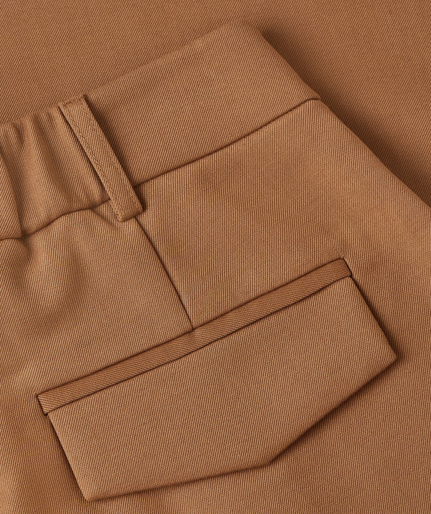 Close-up van een high waisted balloon fit pantalon 