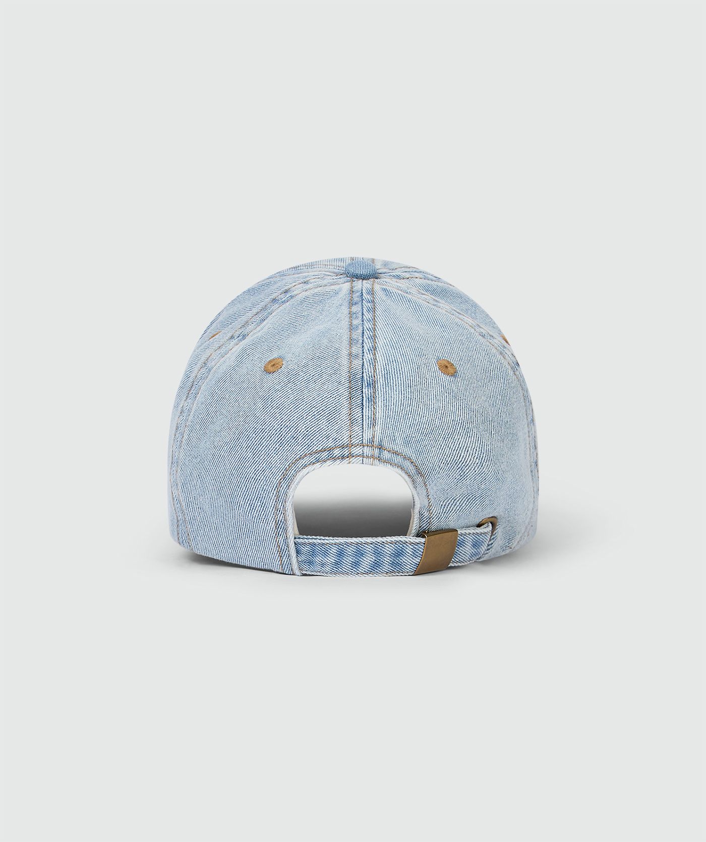 Denim pet in lichtblauw met verstelbare sluiting en stiksels aan de achterkant.