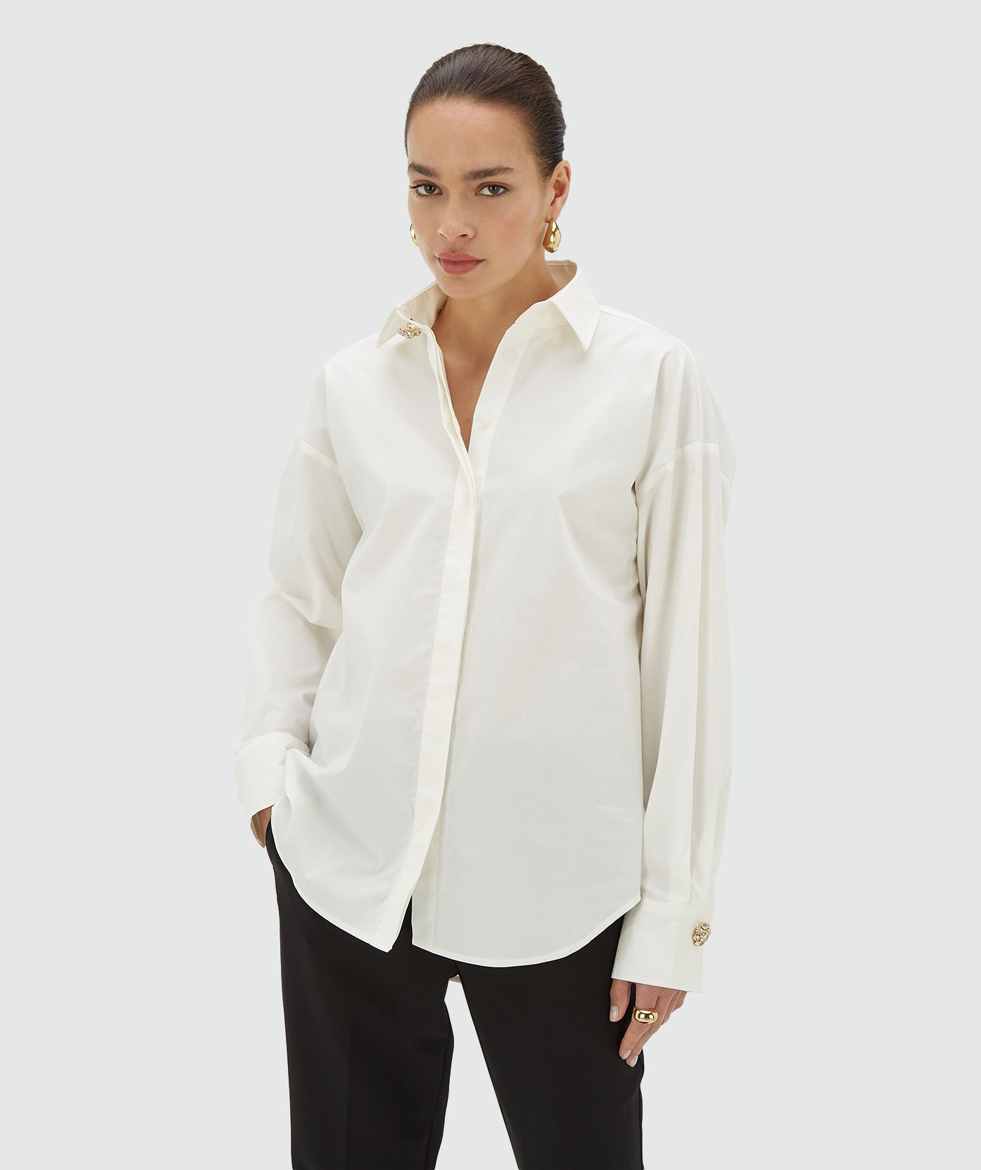 Model draagt een off white blouse met een open rug met strikdetail - JOSH V