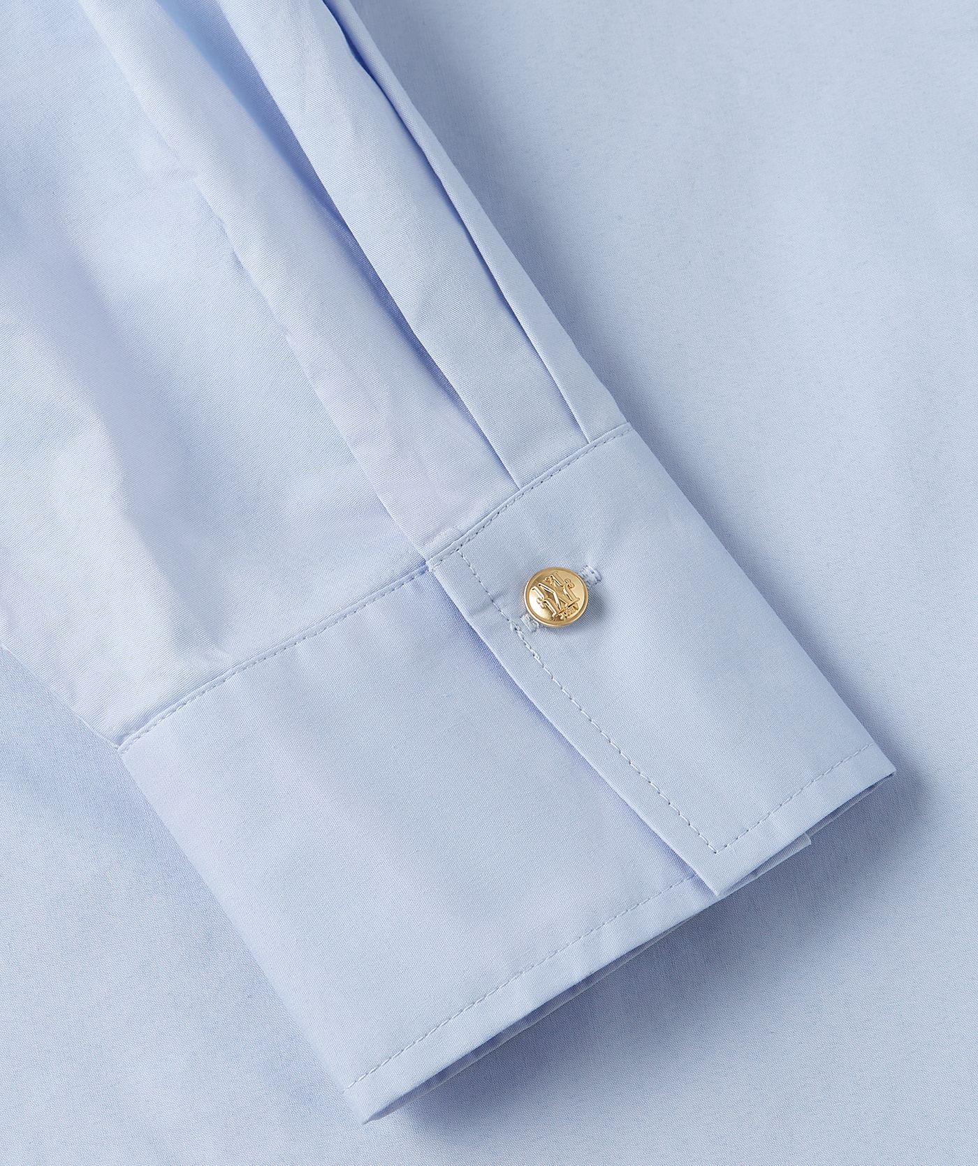 Close-up van een lichtblauwe oversized blouse met strikdetail aan de achterzijde