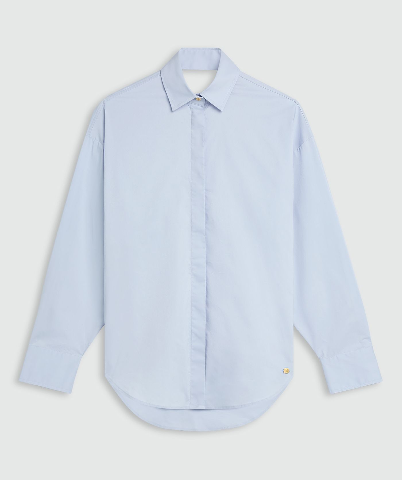 Lichtblauwe oversized blouse met strikdetail aan de achterzijde zonder model, weergegeven op een lichtgrijze achtergrond