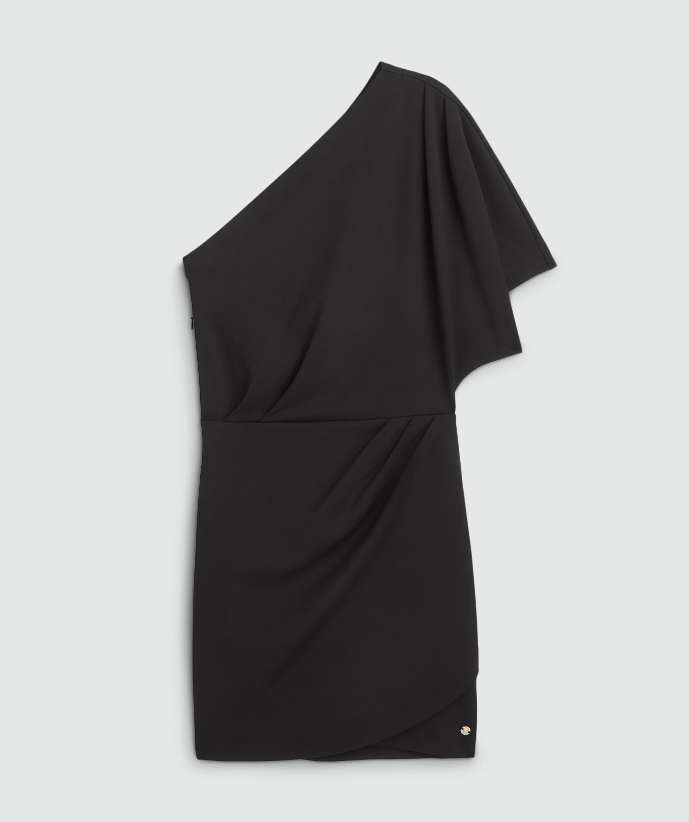 Aangesloten zwarte one shoulder jurk met asymmetrische halslijn zonder model, weergegeven op een lichtgrijze achtergrond - JOSH V