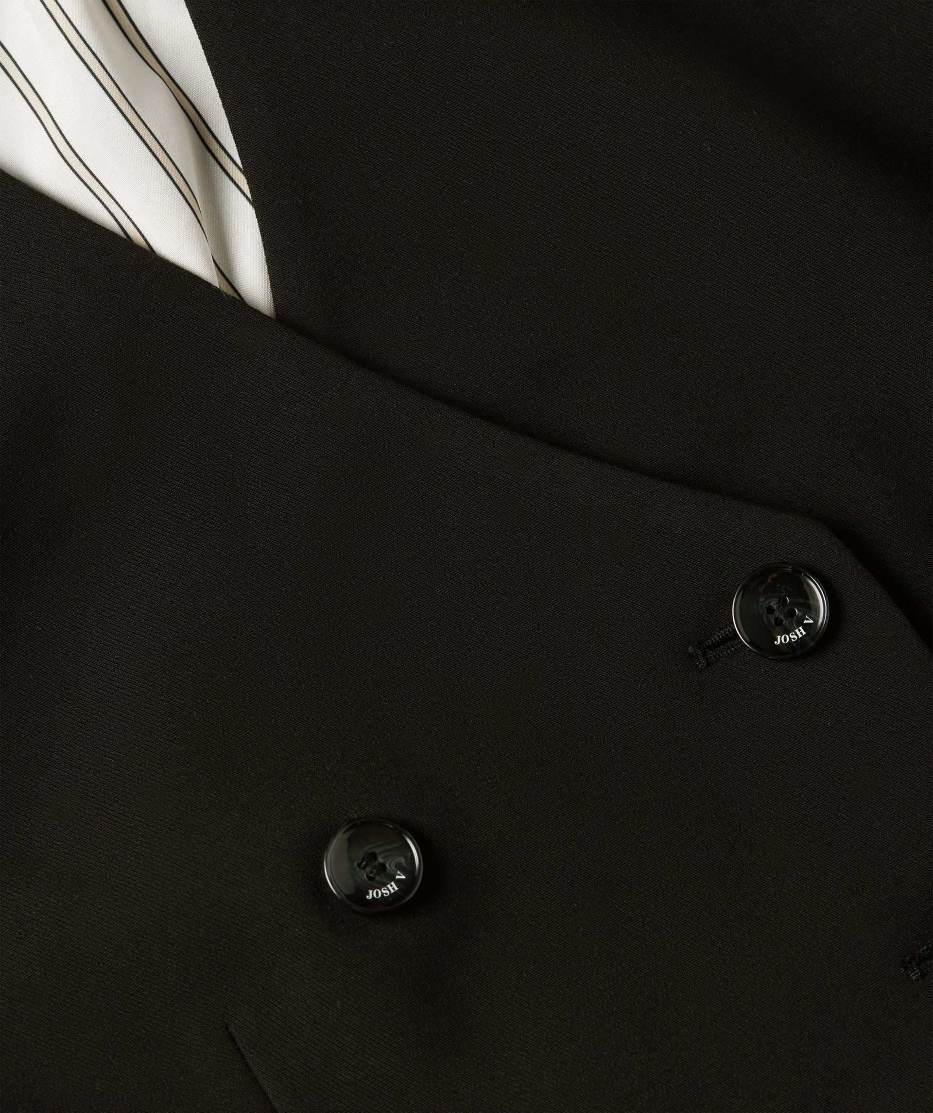 Close-up van knopen op het gilet.