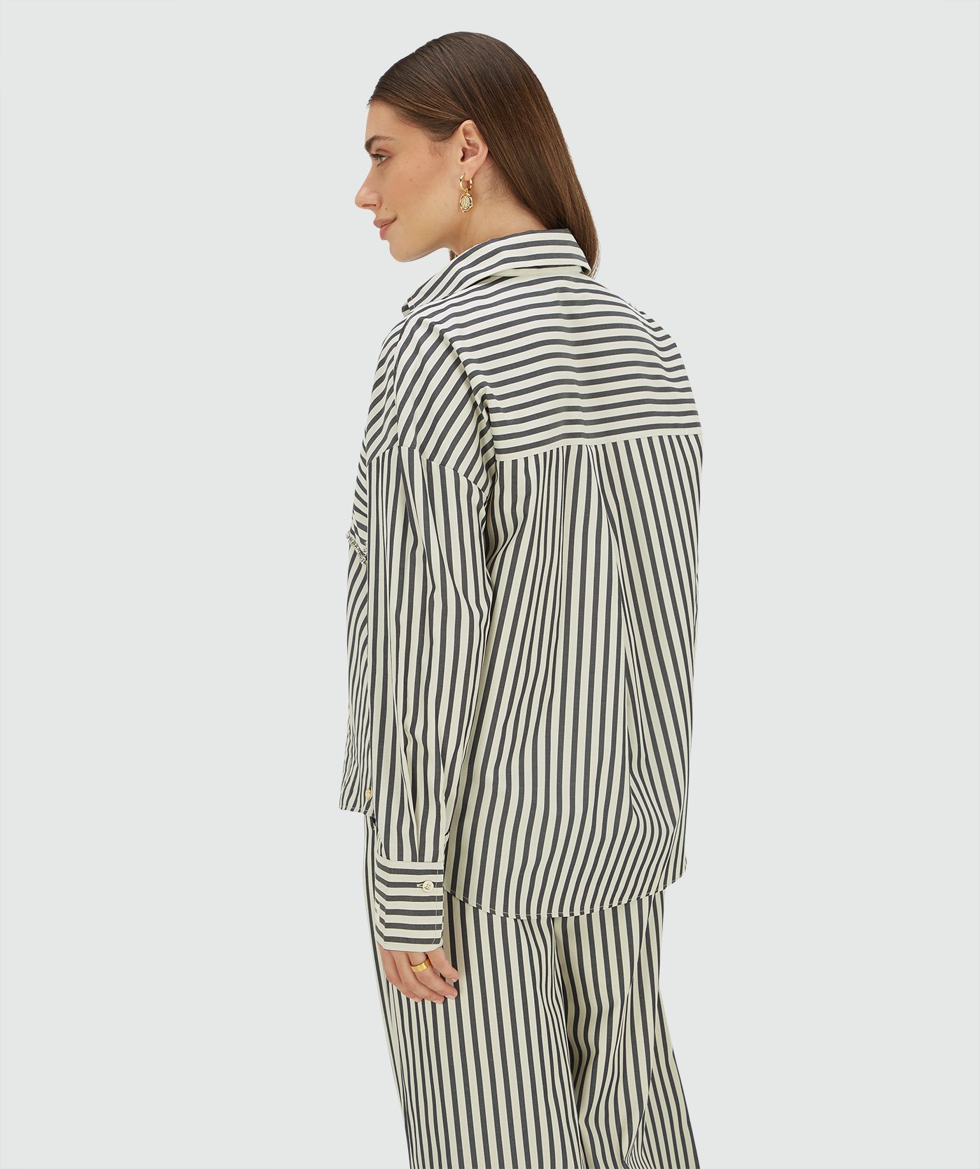 Achteraanzicht van een model in een oversized blouse met strepen in de kleur Blue Stripe 