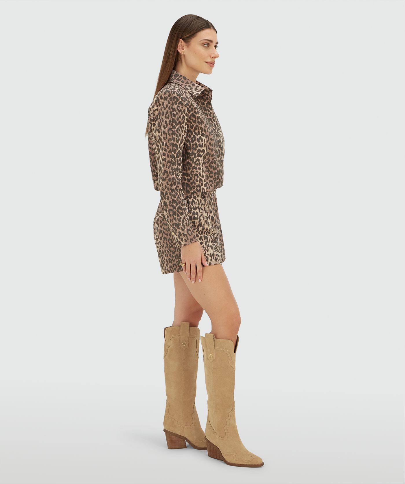 Model draagt een jumpsuit met leopard print