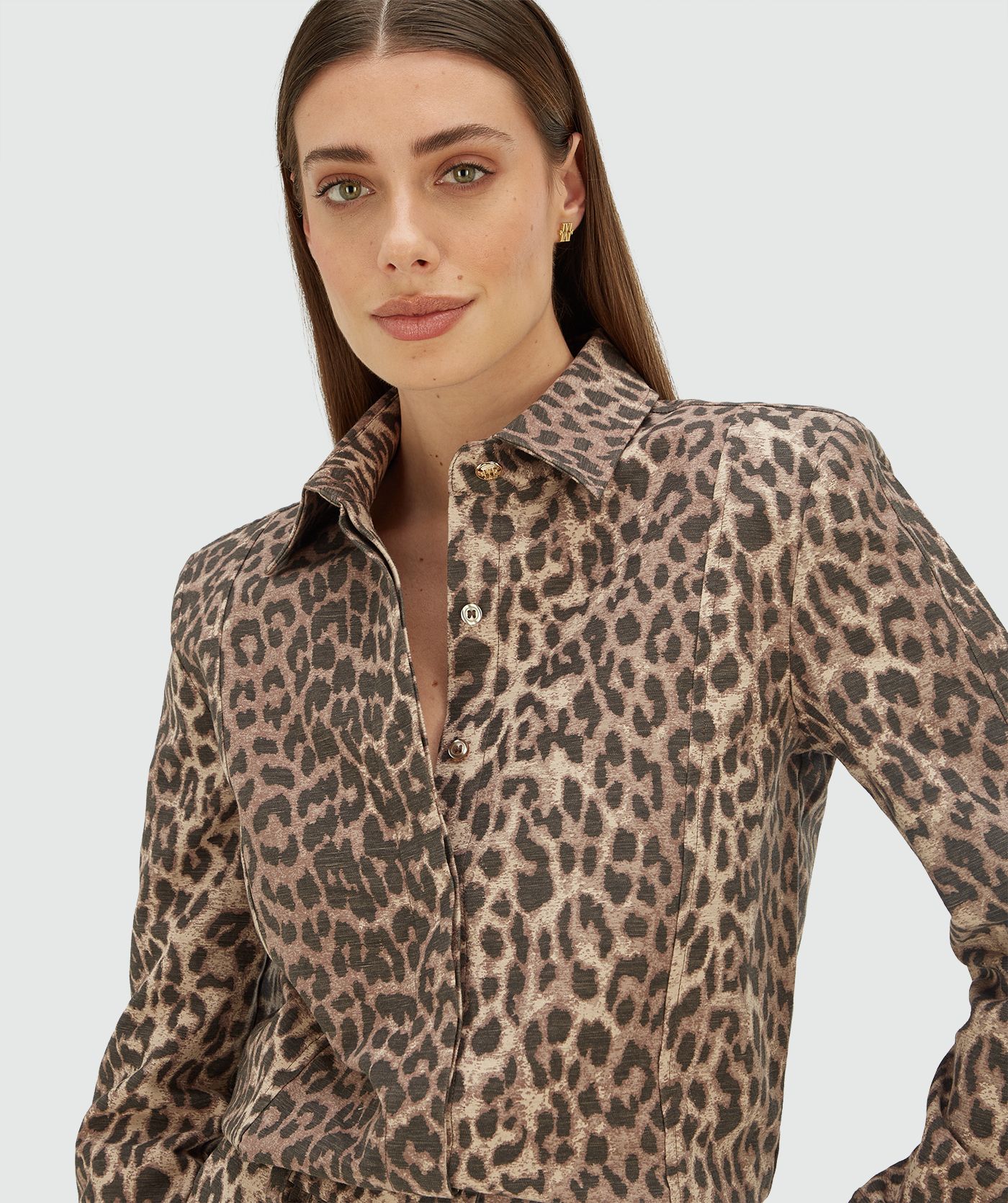 Model draagt een jumpsuit met leopard print