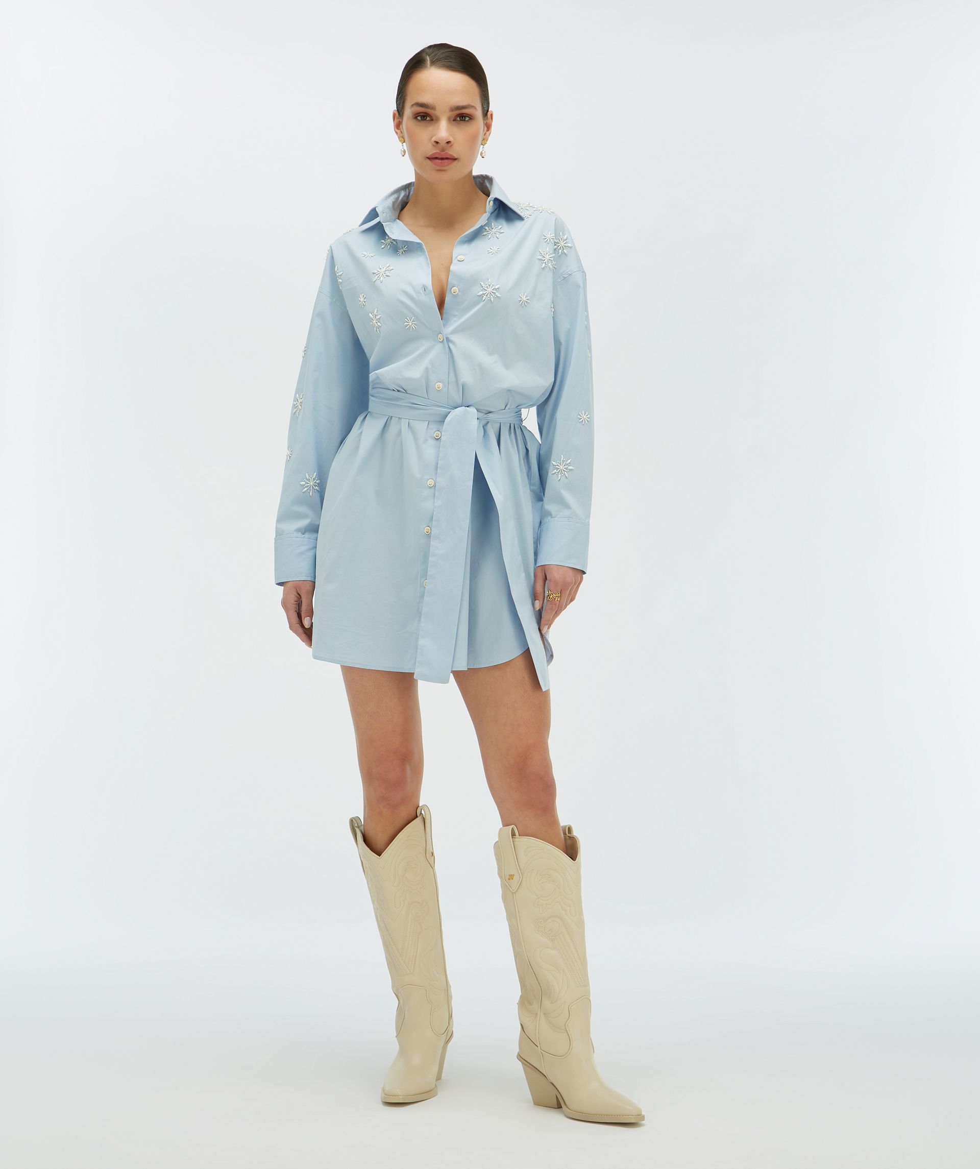 Model in een lichtblauwe blousejurk met lange mouwen - Josh V