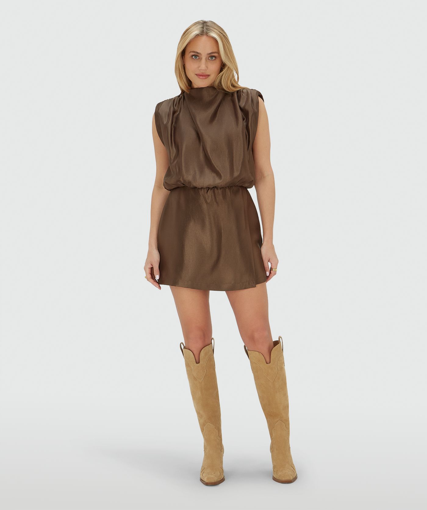 Model draagt een regular jumpsuit in satijn look in de kleur Brown