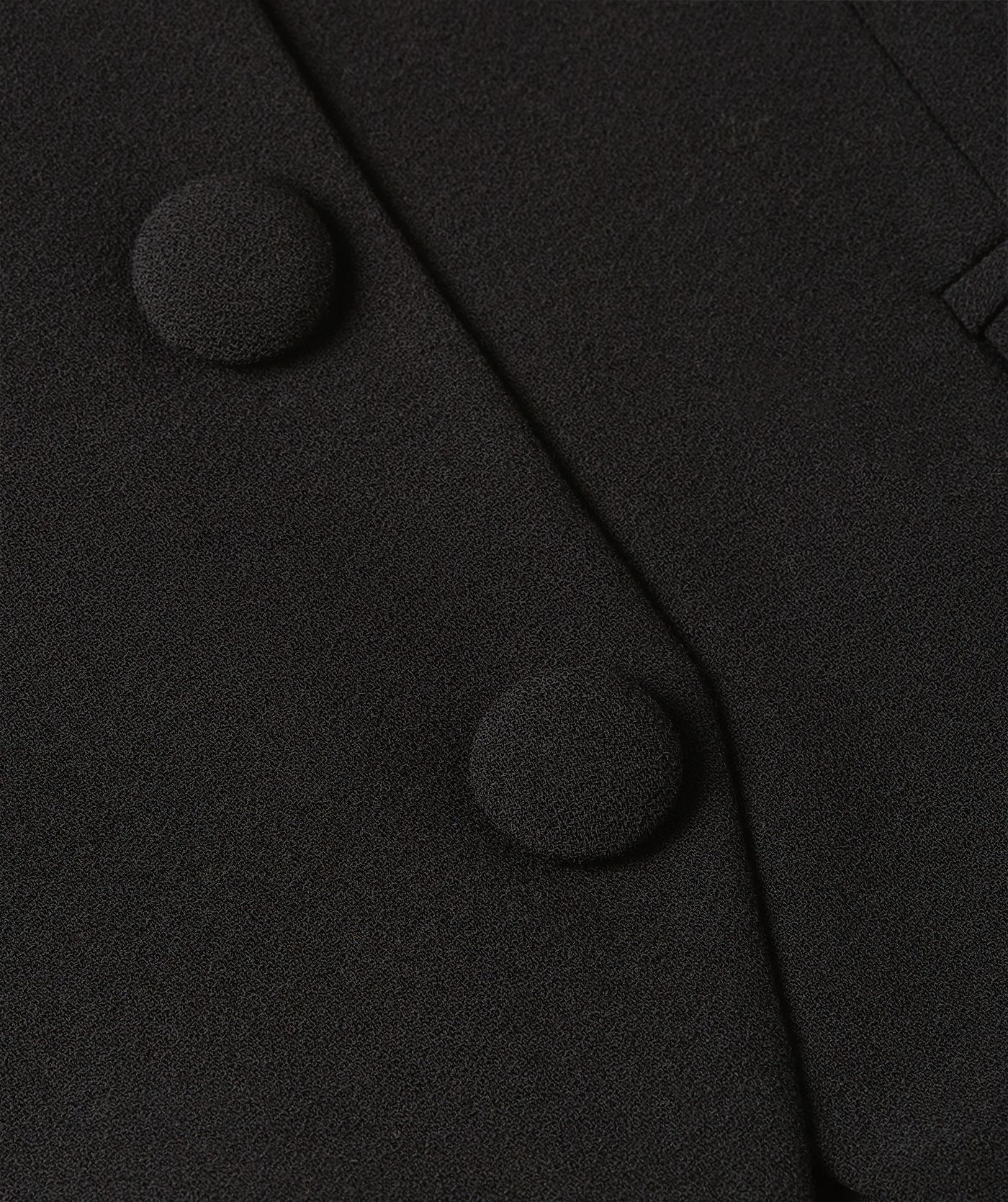 Close-up van de zwarte knopen op de voorzijde - Josh V