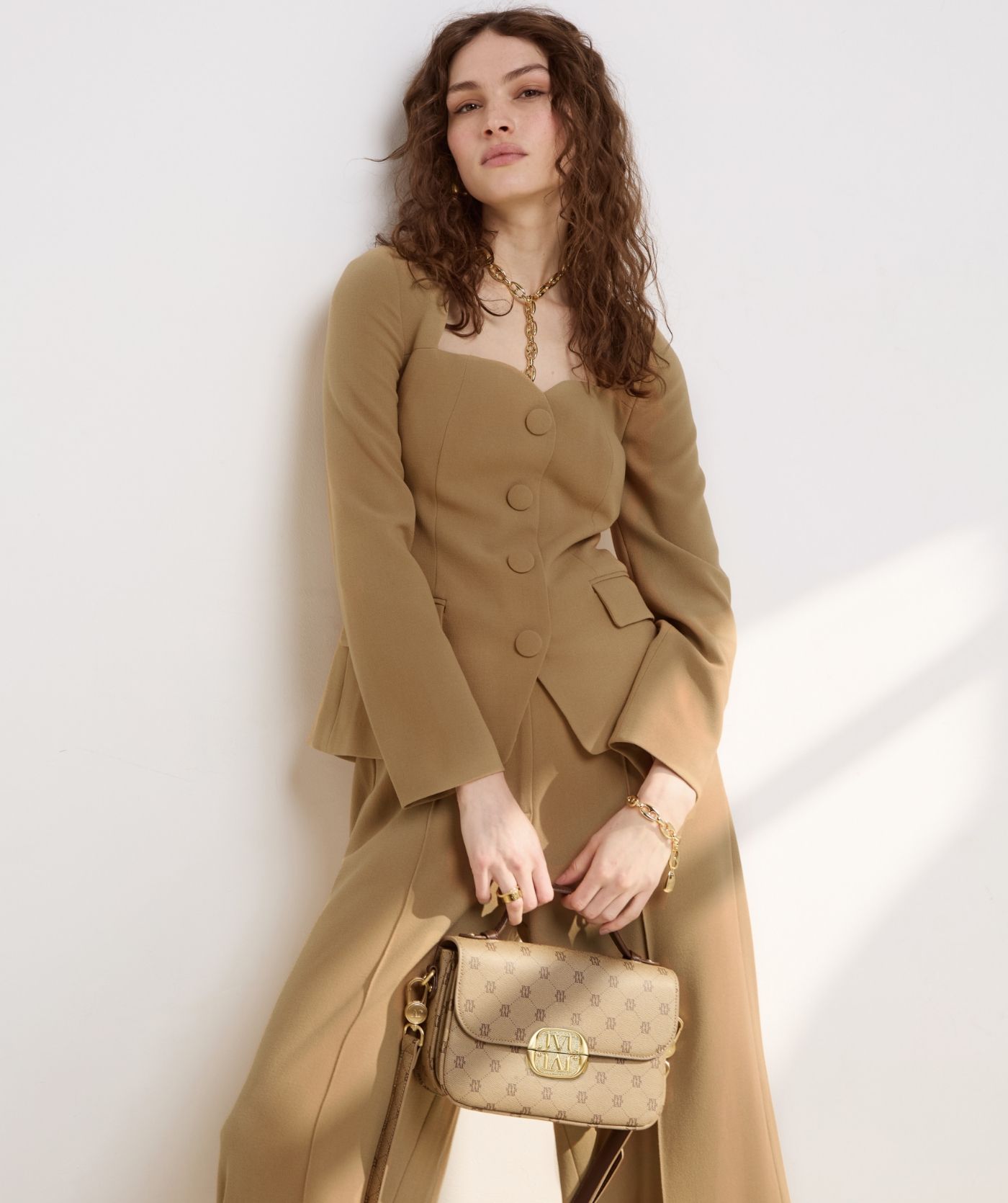 Model draagt een khaki fitted bustier top met lange mouwen en hartvormige halslijn - Josh V