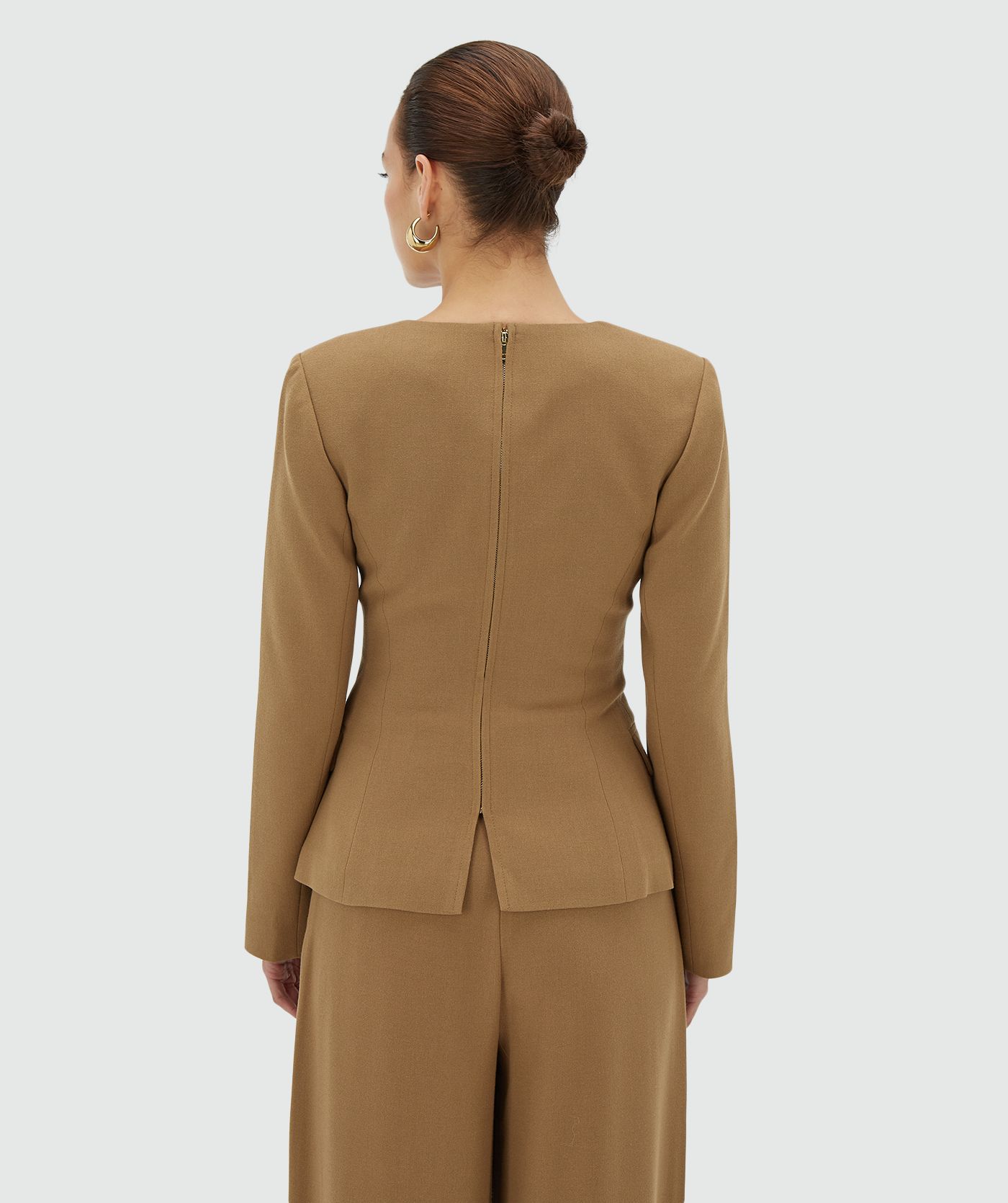 Achteraanzicht van een model in een khaki fitted bustier top met lange mouwen en hartvormige halslijn - Josh V