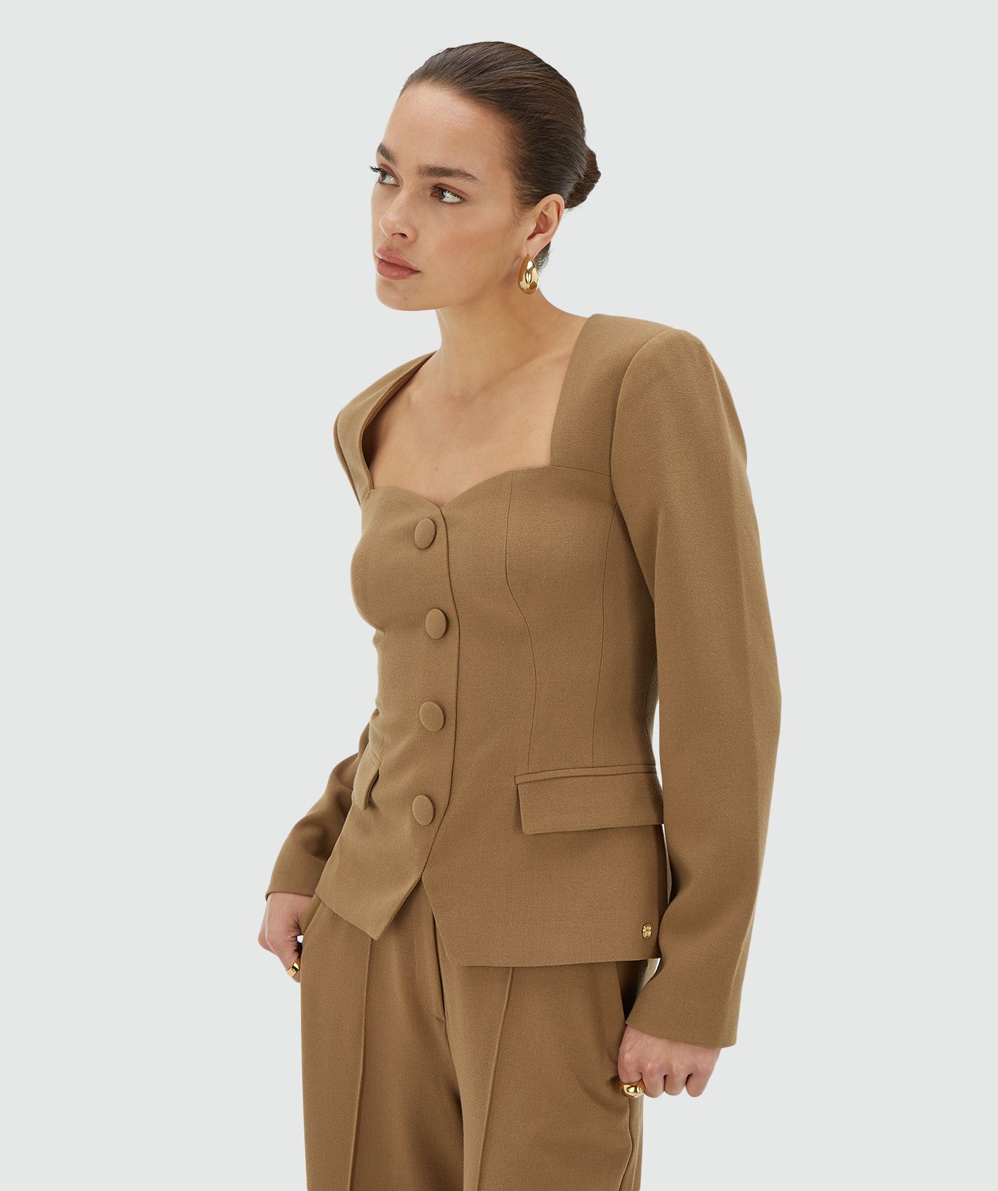 Zijaanzicht van een model in een khaki fitted bustier top met lange mouwen en hartvormige halslijn - Josh V