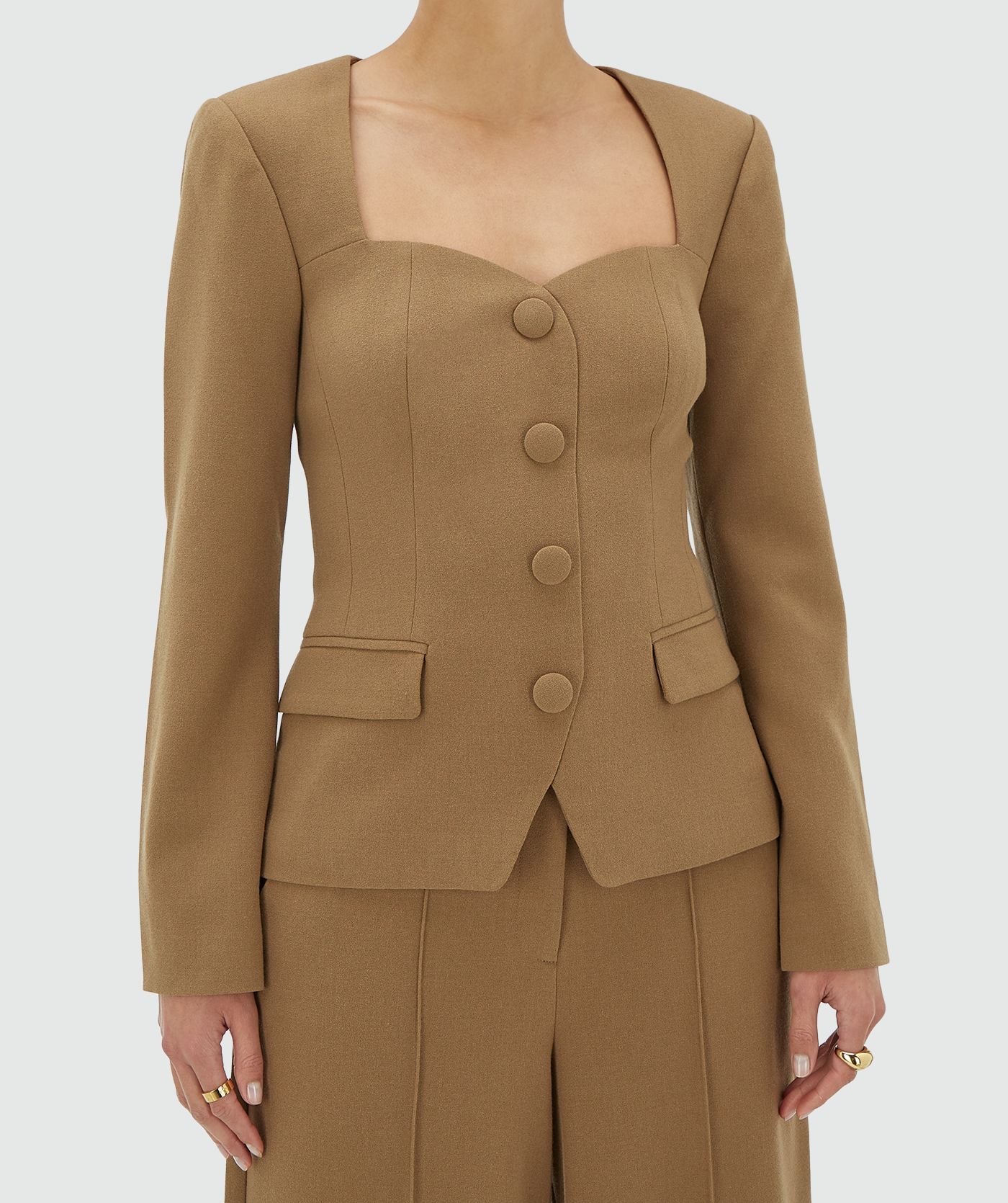 Model draagt een khaki fitted bustier top met lange mouwen en hartvormige halslijn - Josh V