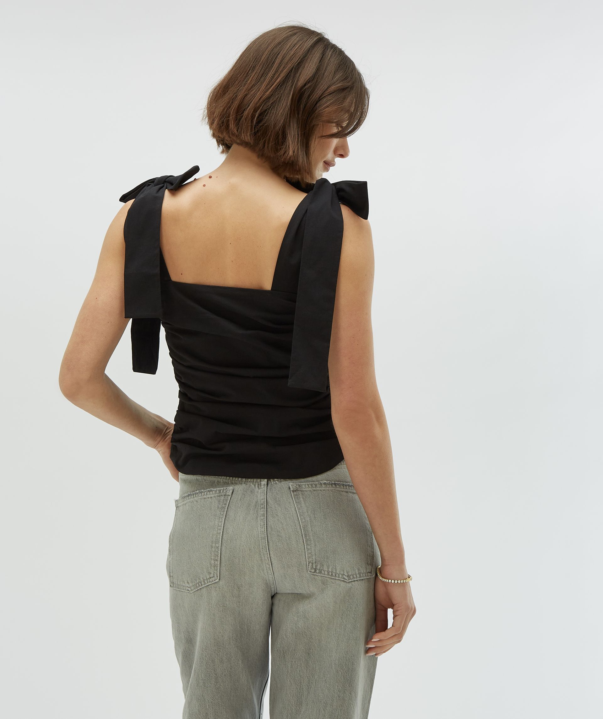 LIVY fitted top met strikbandjes