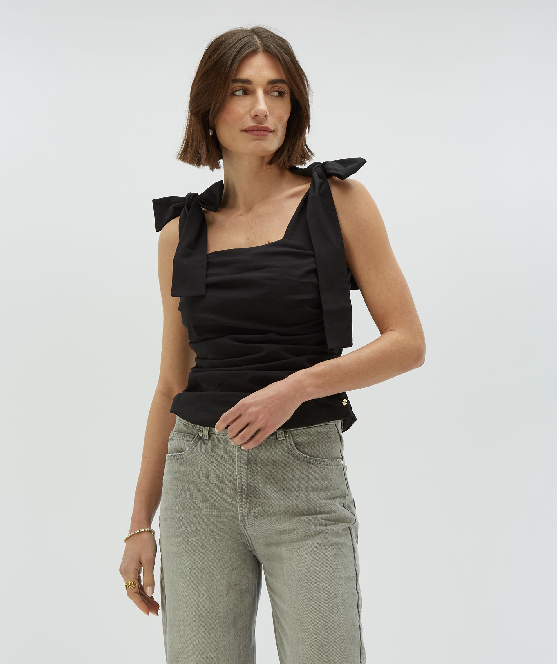 LIVY fitted top met strikbandjes