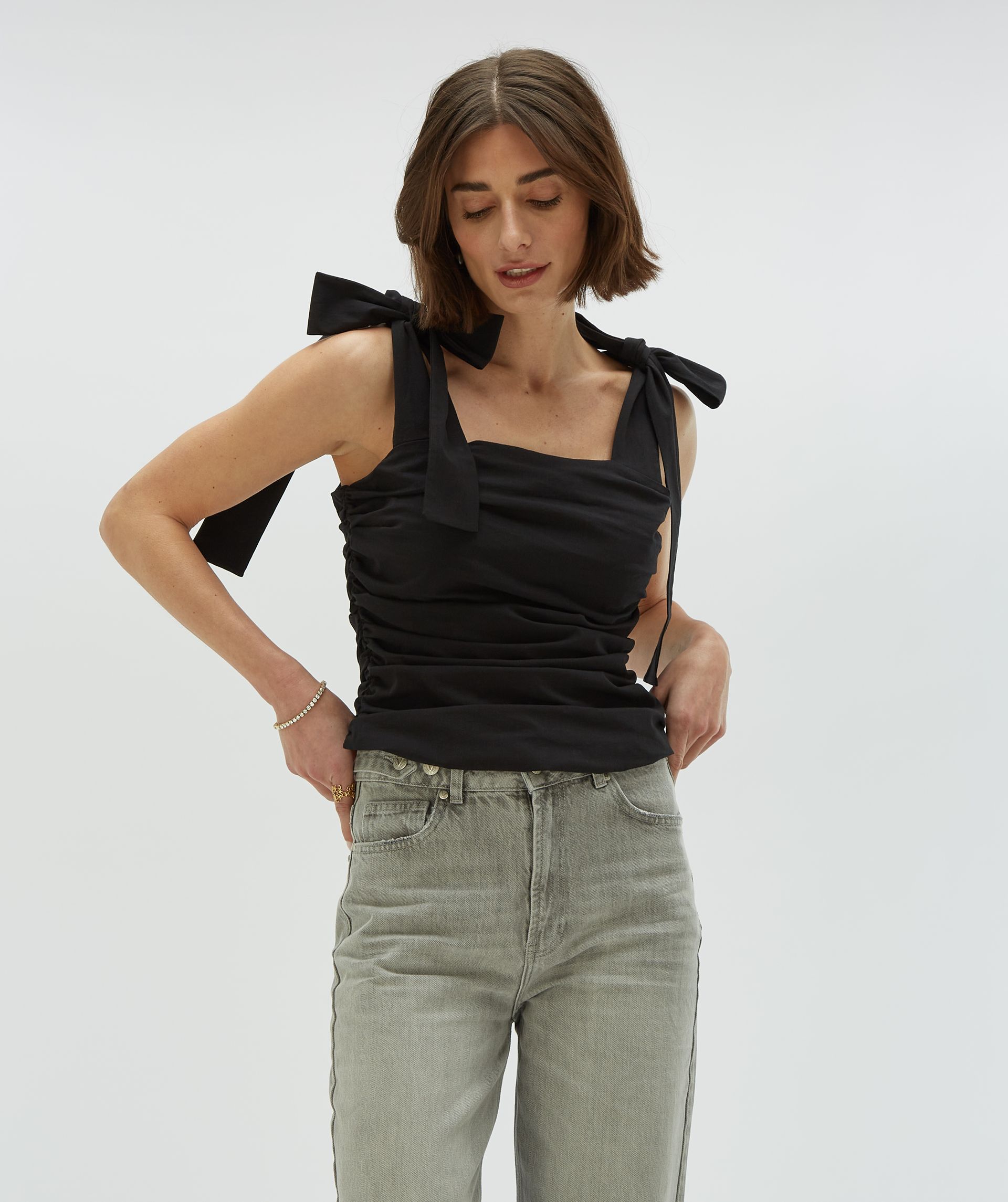LIVY fitted top met strikbandjes