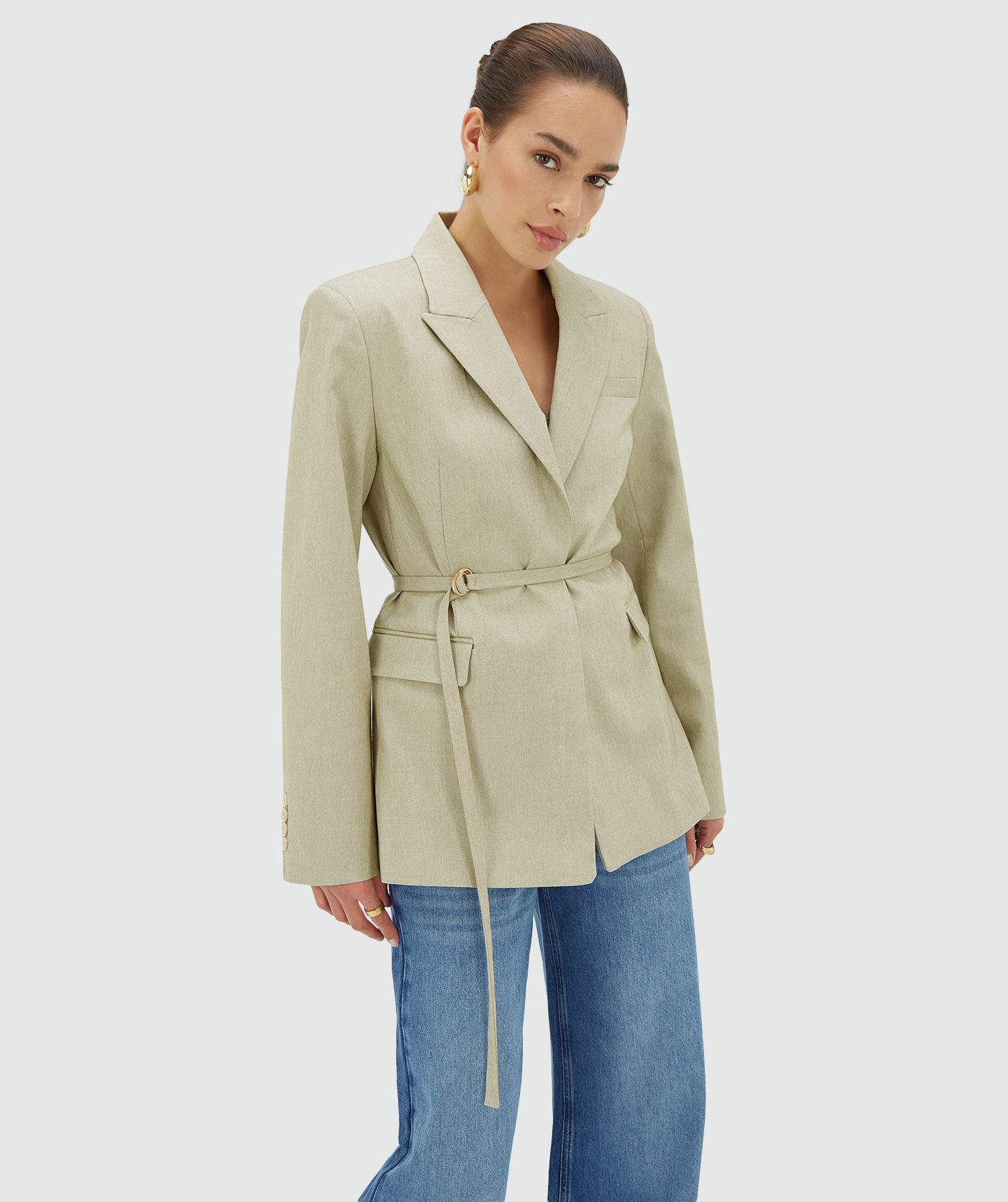 Model draagt een fitted Dusty Green blazer met subtiele schoudervullingen en ceintuur - Josh V