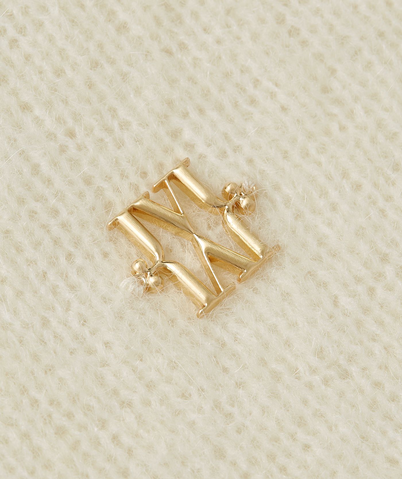 Close-up goudkleurig embleem JOSH V