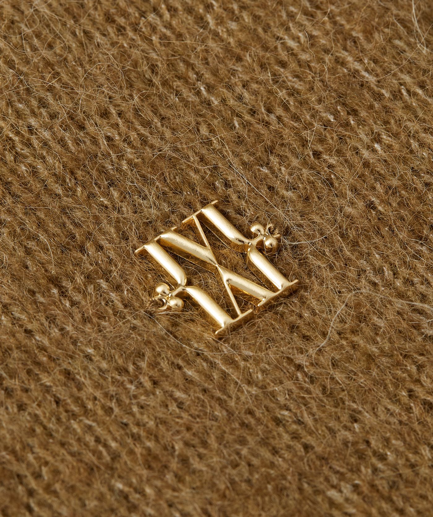 Close-up goudkleurig jv monogram