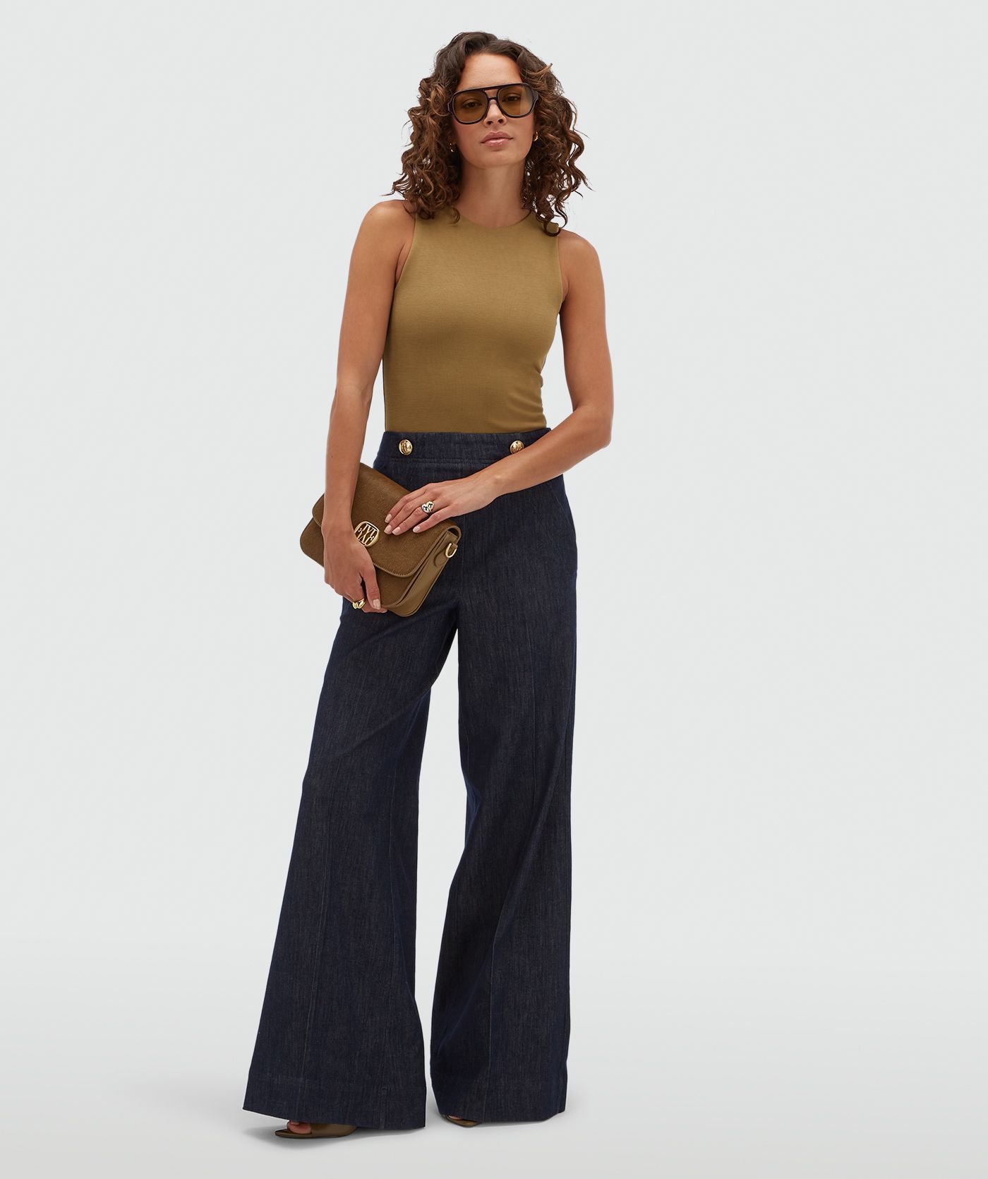 Model draagt een body zonder mouwen in de Khaki.