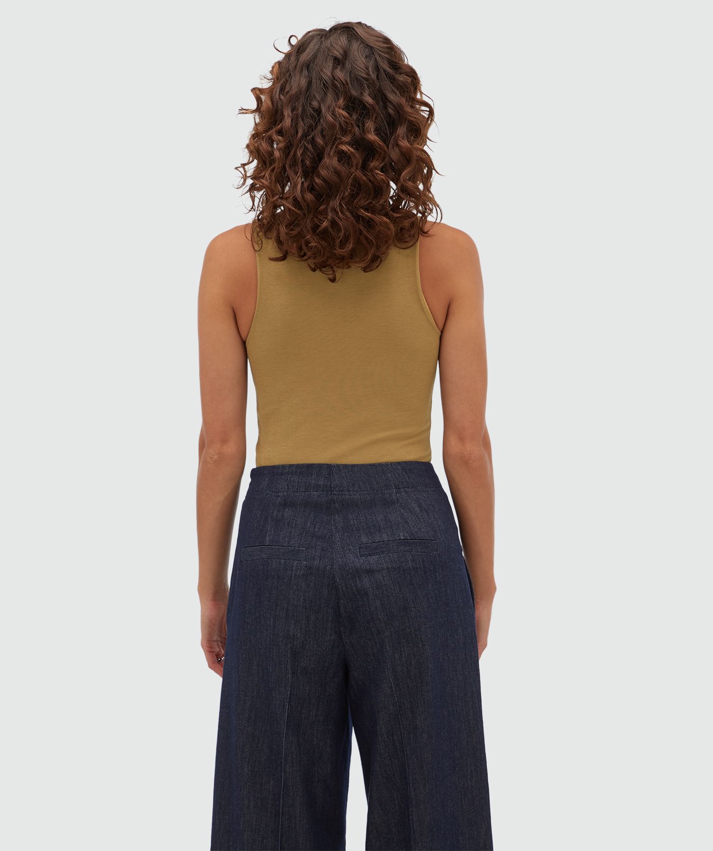 Achteraanzicht van een model in een body zonder mouwen in de kleur Khaki.