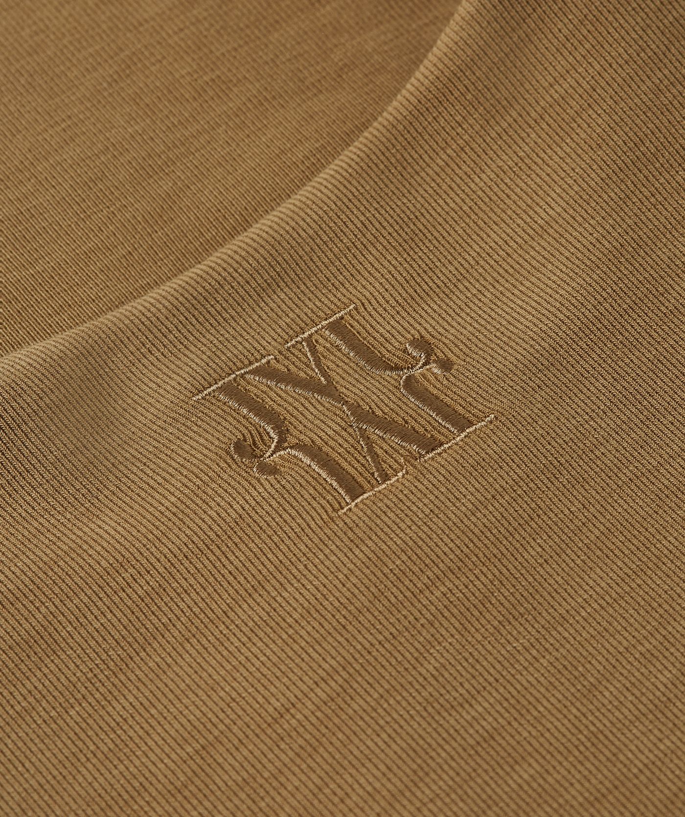 Close-up van JOSH V-logo achter in de nek en de ribstof.