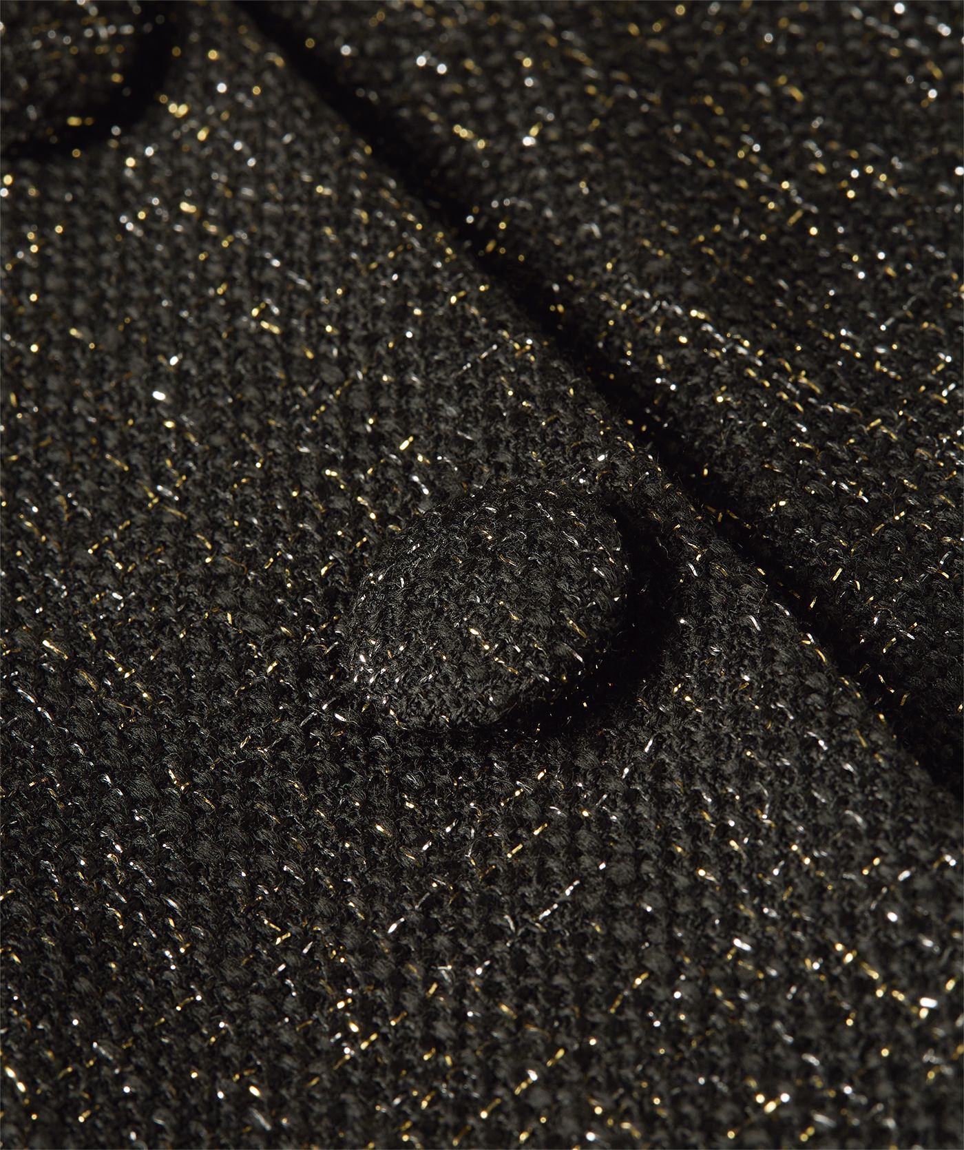 Close-up zwarte knopen met goud- en zilverkleurig luxedraad - JOSH V