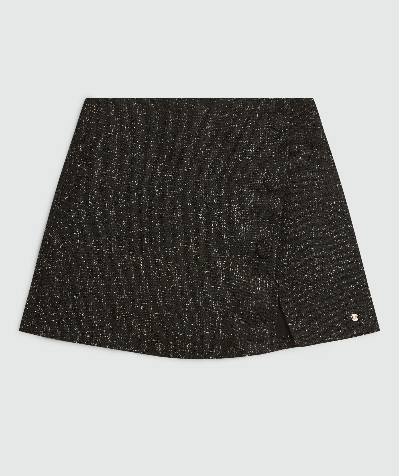 Zwarte skort met goud- en zilverkleurig luxedraad zonder model, weergegeven op een lichtgrijze achtergrond - JOSH V
