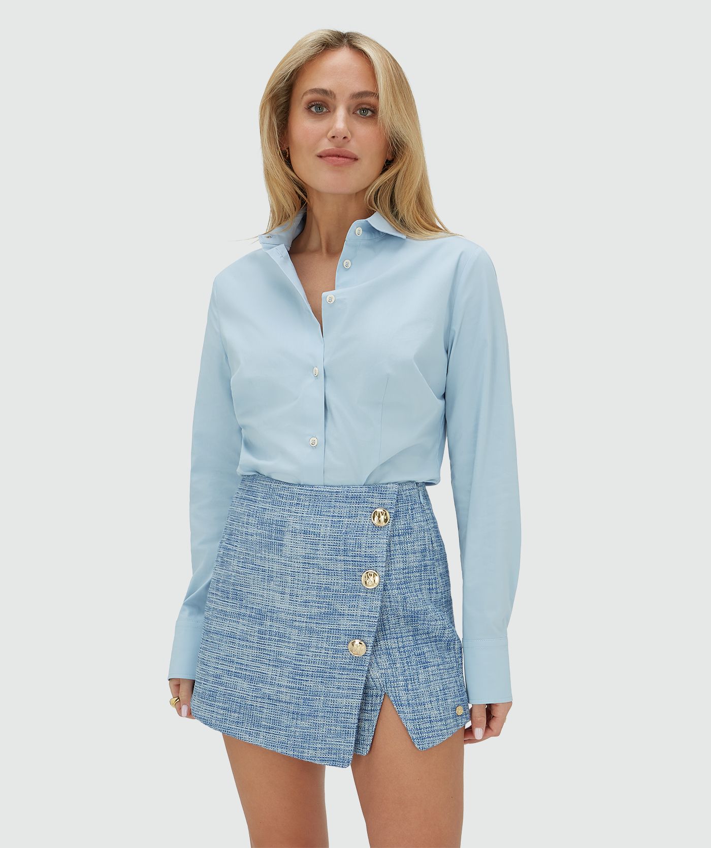 Model draagt een high rise regular fit skort met lurex in de kleur Blue Bouclé