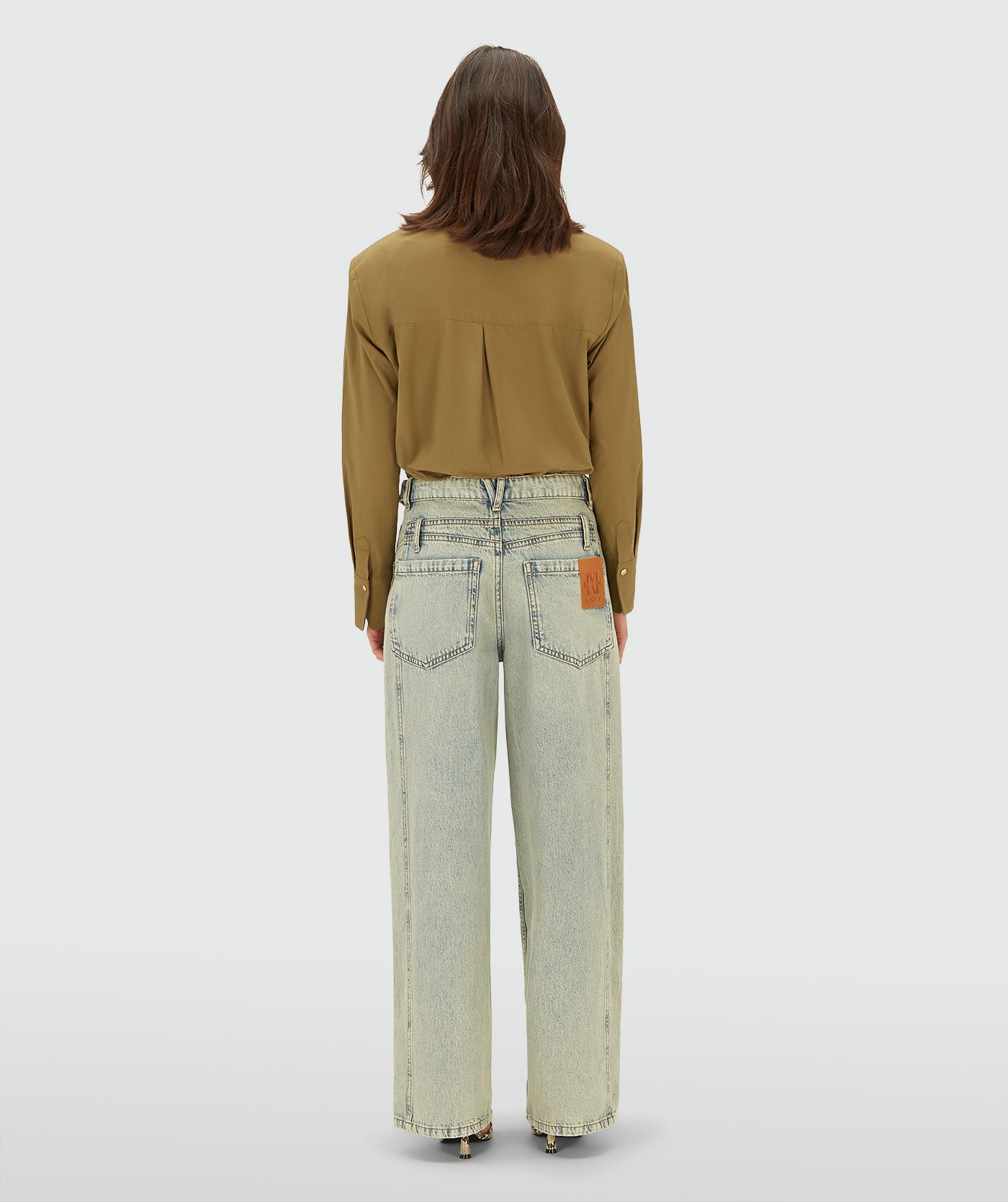 Achteraanzicht in een Light Dirty Denim high-waist jeans met rechte, wijde pijpen en subtiele wassing.