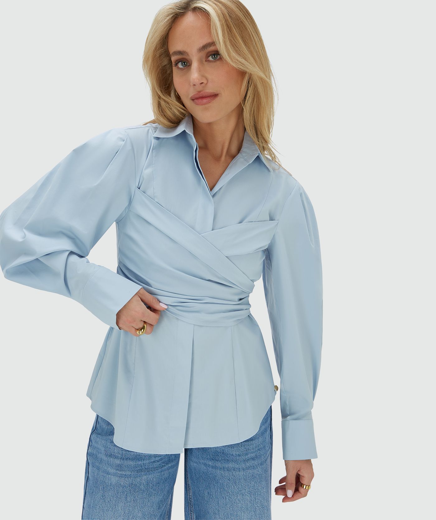 Model draagt een fitted blouse in het blauw