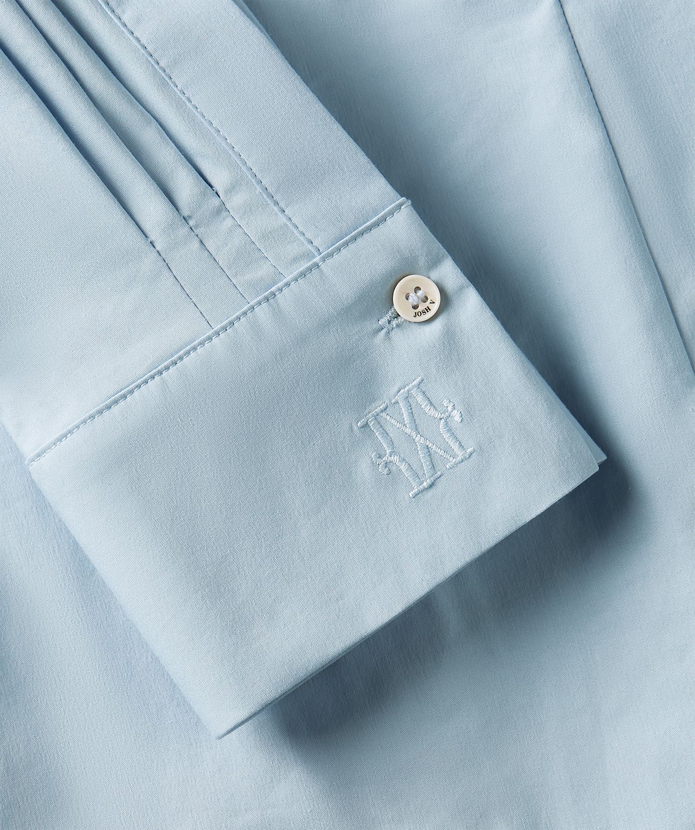 Close-up van een fitted blouse in het blauw waarin de mouw goed te zien is