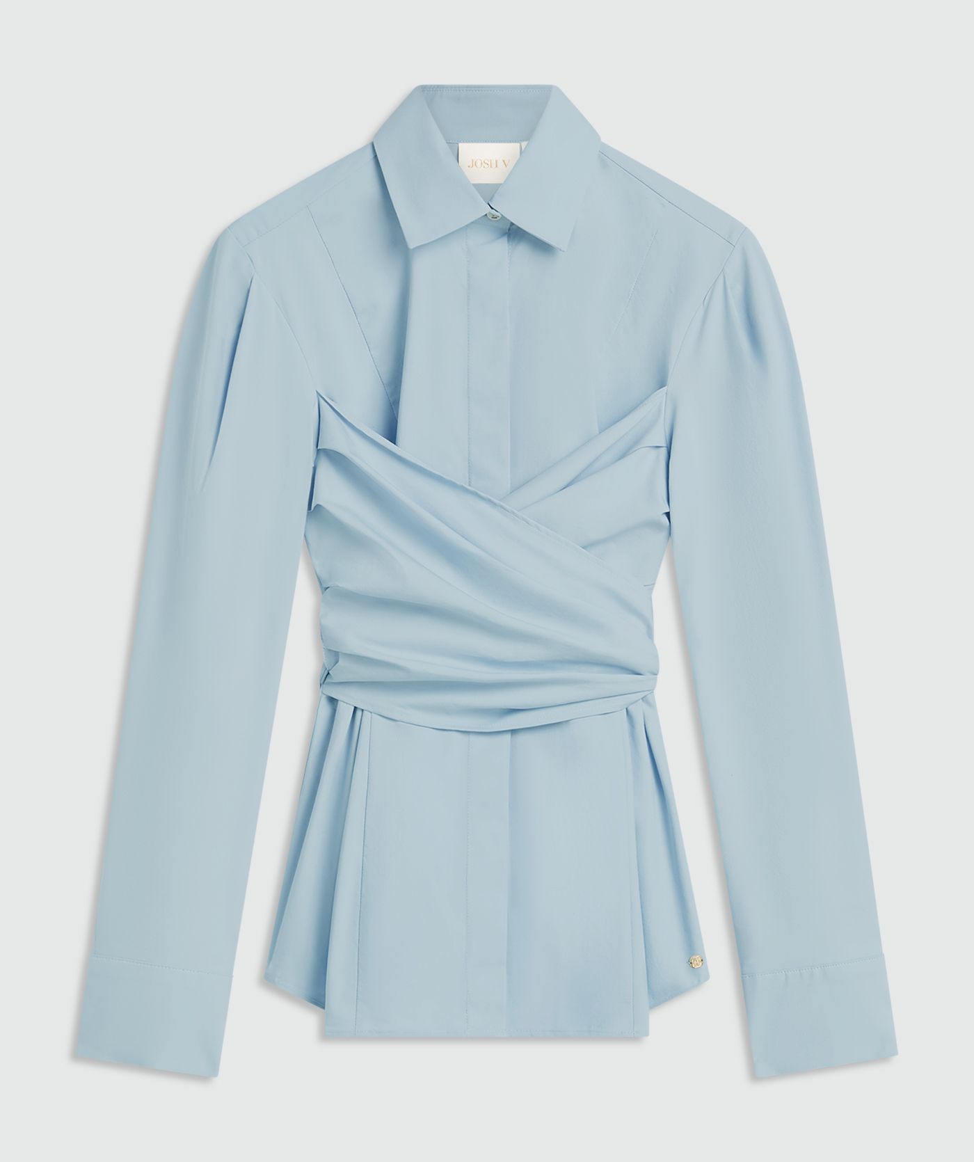 Een fitted blouse in het blauw zonder model, weergegeven op een lichtgrijze achtergrond