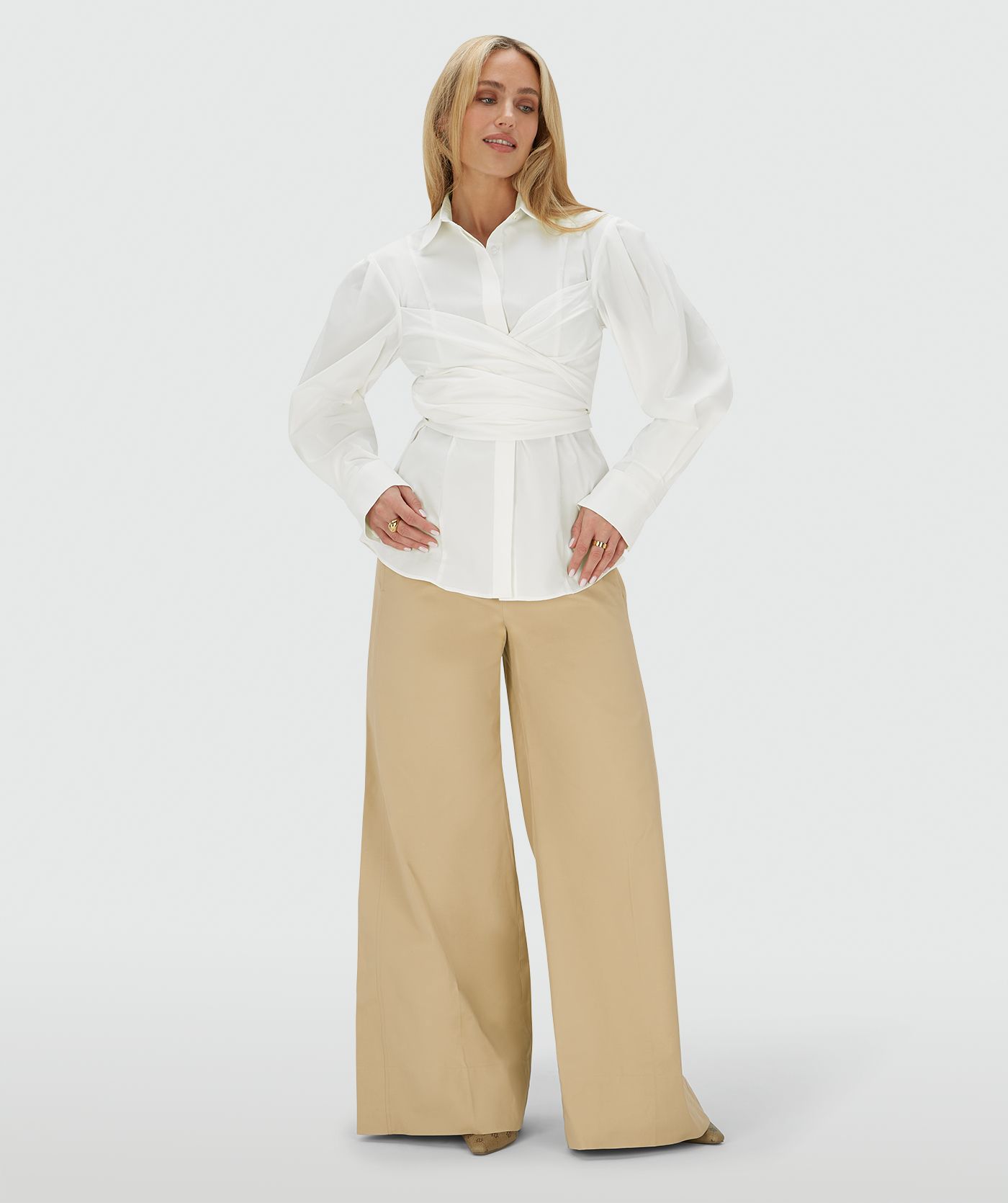 Model draagt een fitted blouse in het wit