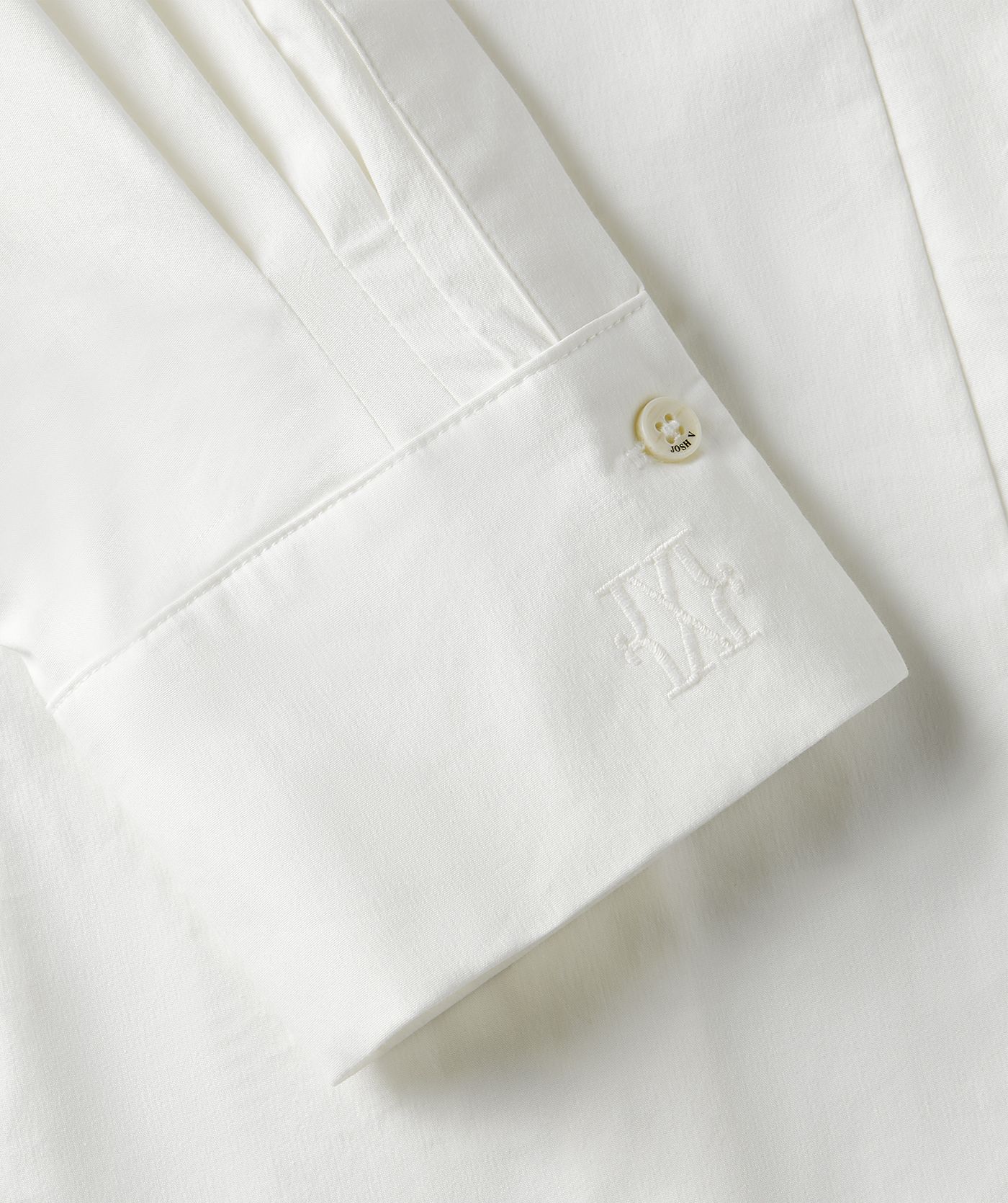 Close-up van een fitted blouse in het wit waarin de mouw goed te zien is