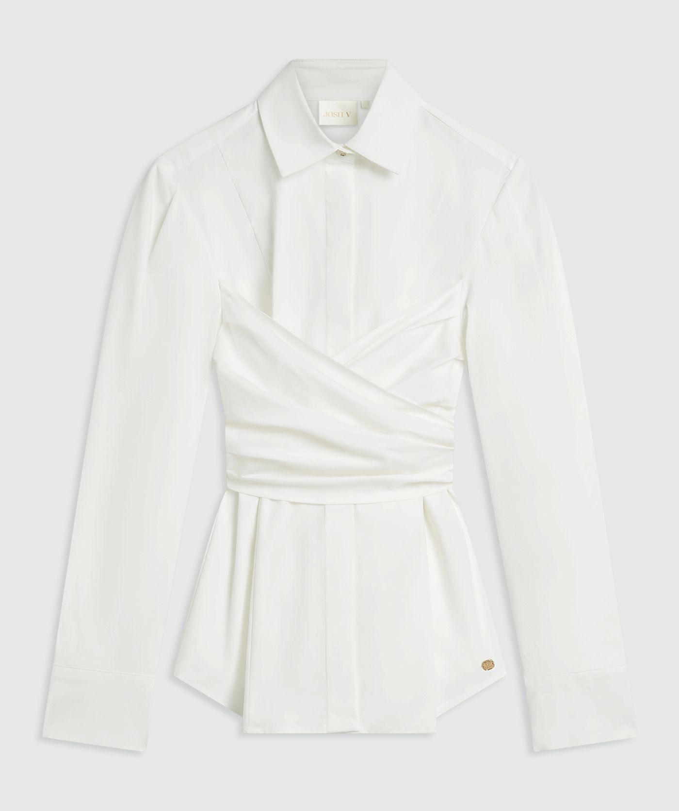 Close-up van een fitted blouse in het wit, weergegeven op een lichtgrijze achtergrond