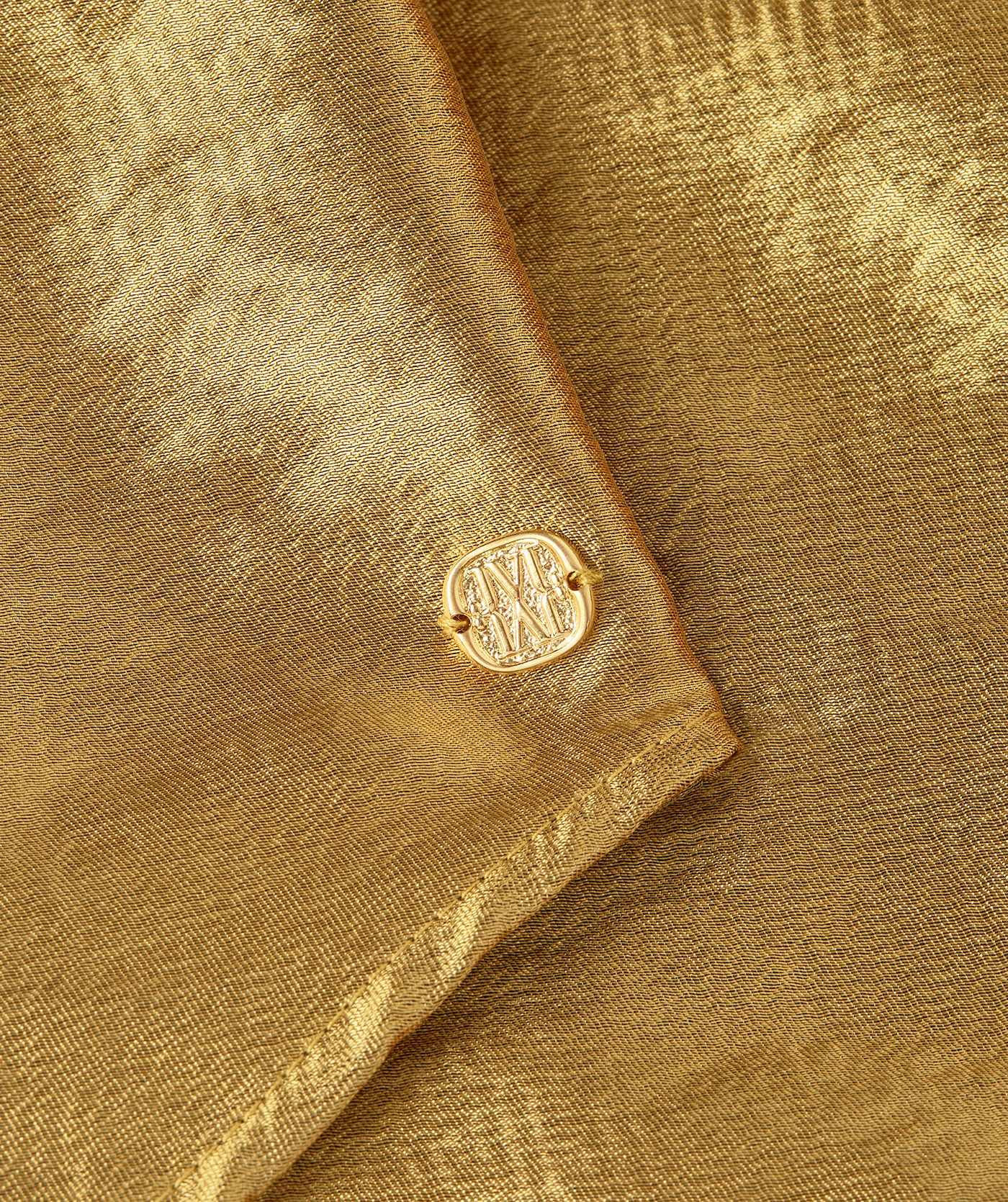 Close-up JOSH V monogram embleem 