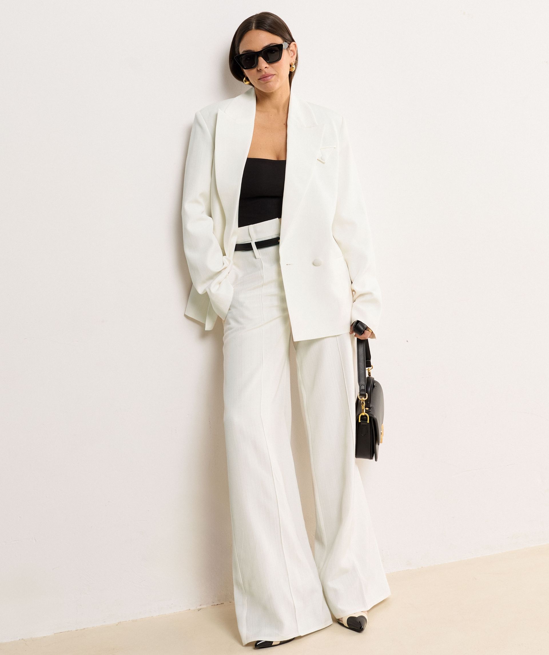 Model draagt een Off White oversized blazer 
