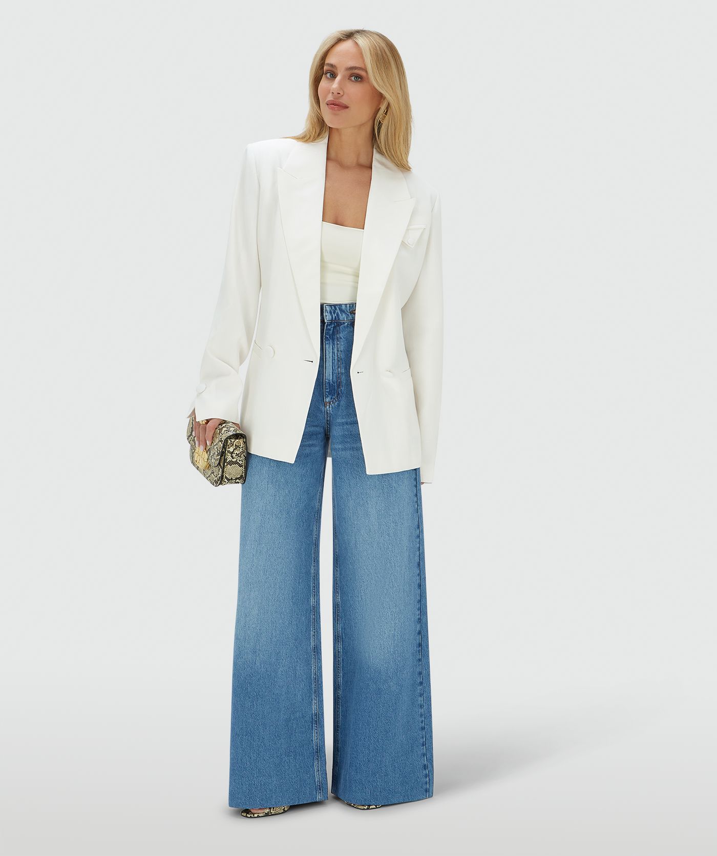 Model draagt een Off White oversized blazer 