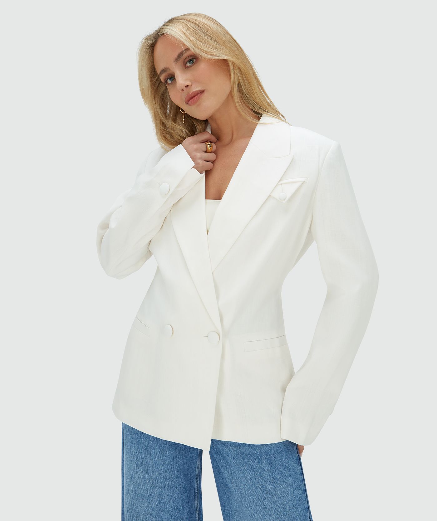 Model draagt een Off White oversized blazer 