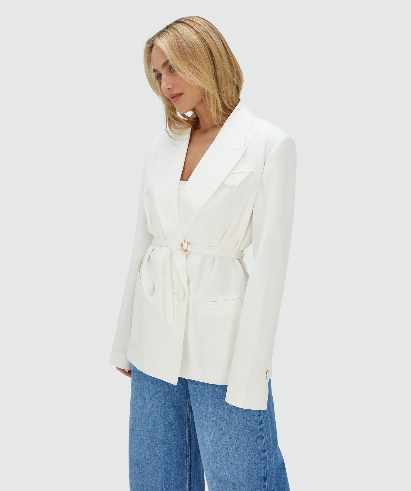 Model draagt een Off White oversized blazer, waarbij de ceintuur aan de voorzijde zorgt voor een getailleerd effect